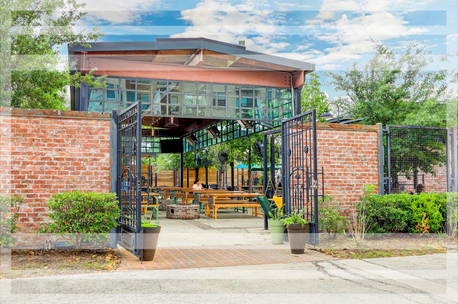 1226 W 21st Street, Houston, TX 77008 Enjoy the countless local Hot Spots like Cedar Creek, Flower Child, Heights Bier Garten, Bungalow Heights, etc