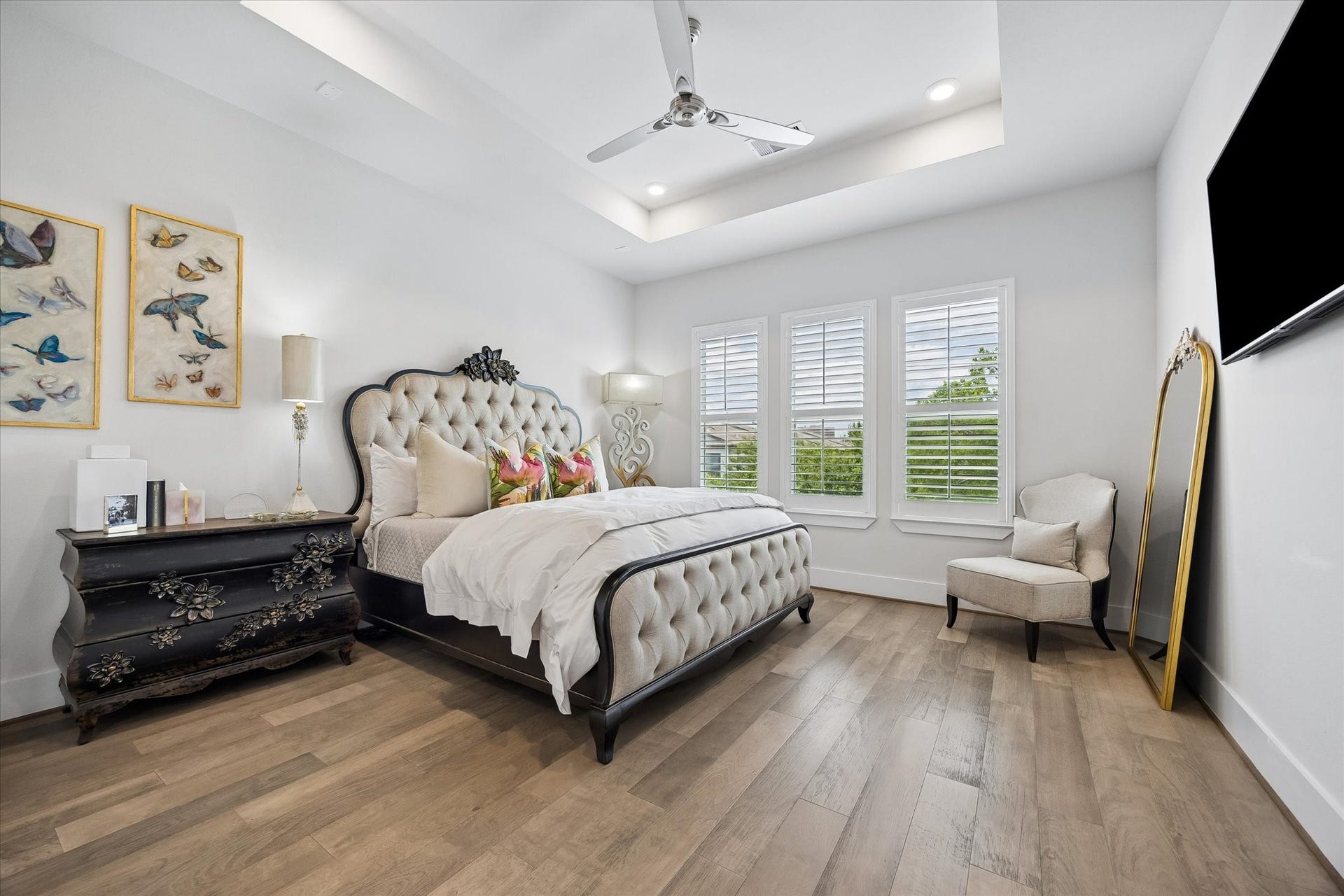 1226 W 21st Street, Houston, TX 77008 This posh owners retreat offers a peaceful place to rest and recharge with warm engineered wood flooring, wood shuttered windows, soft neutral paint, a raised tray ceiling, recessed lighting, and a cooling ceiling fan.