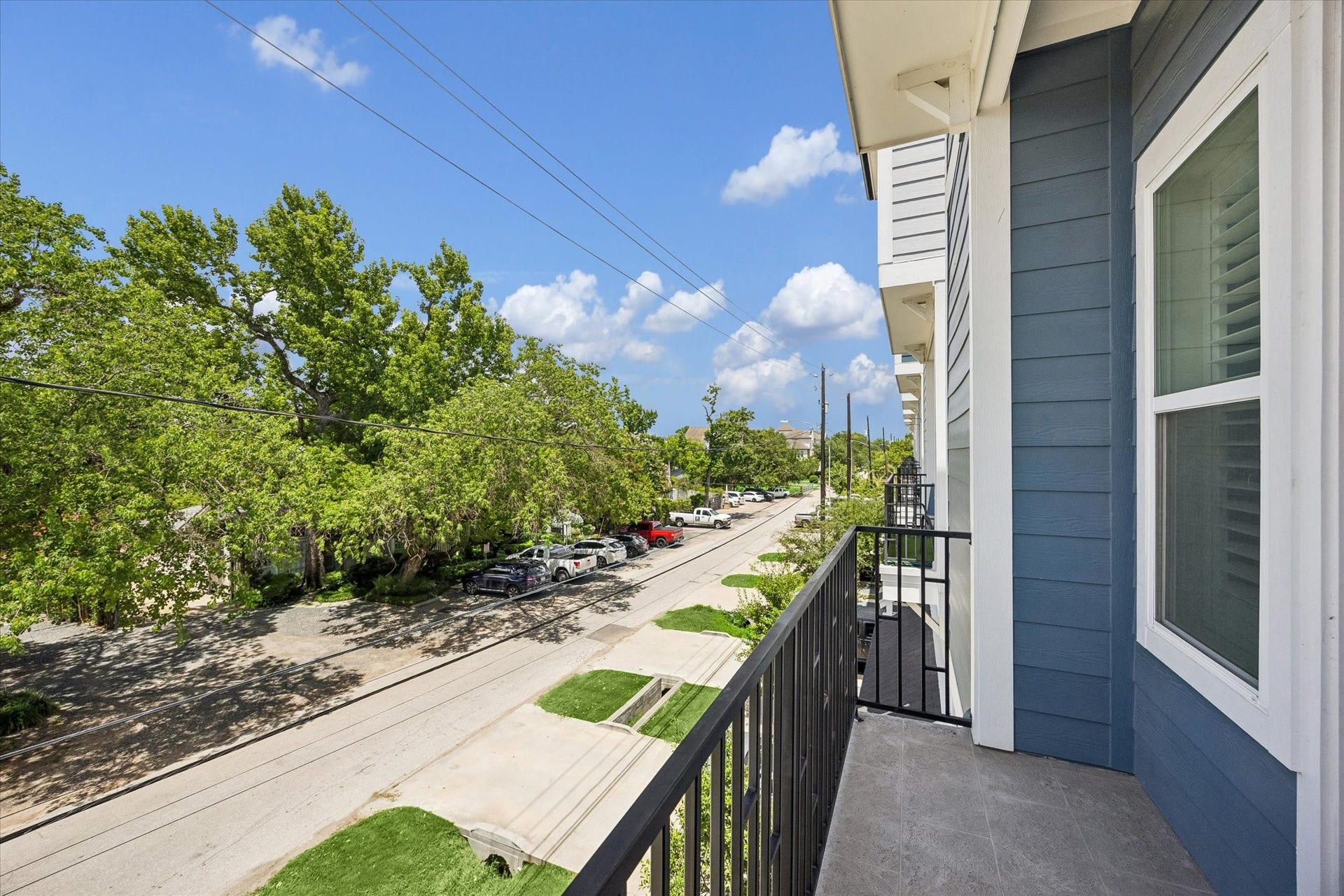 1226 W 21st Street, Houston, TX 77008 The balcony off the living area gives you another spot to step outside, enjoy fresh air, and take in the energy of the surrounding neighborhood.