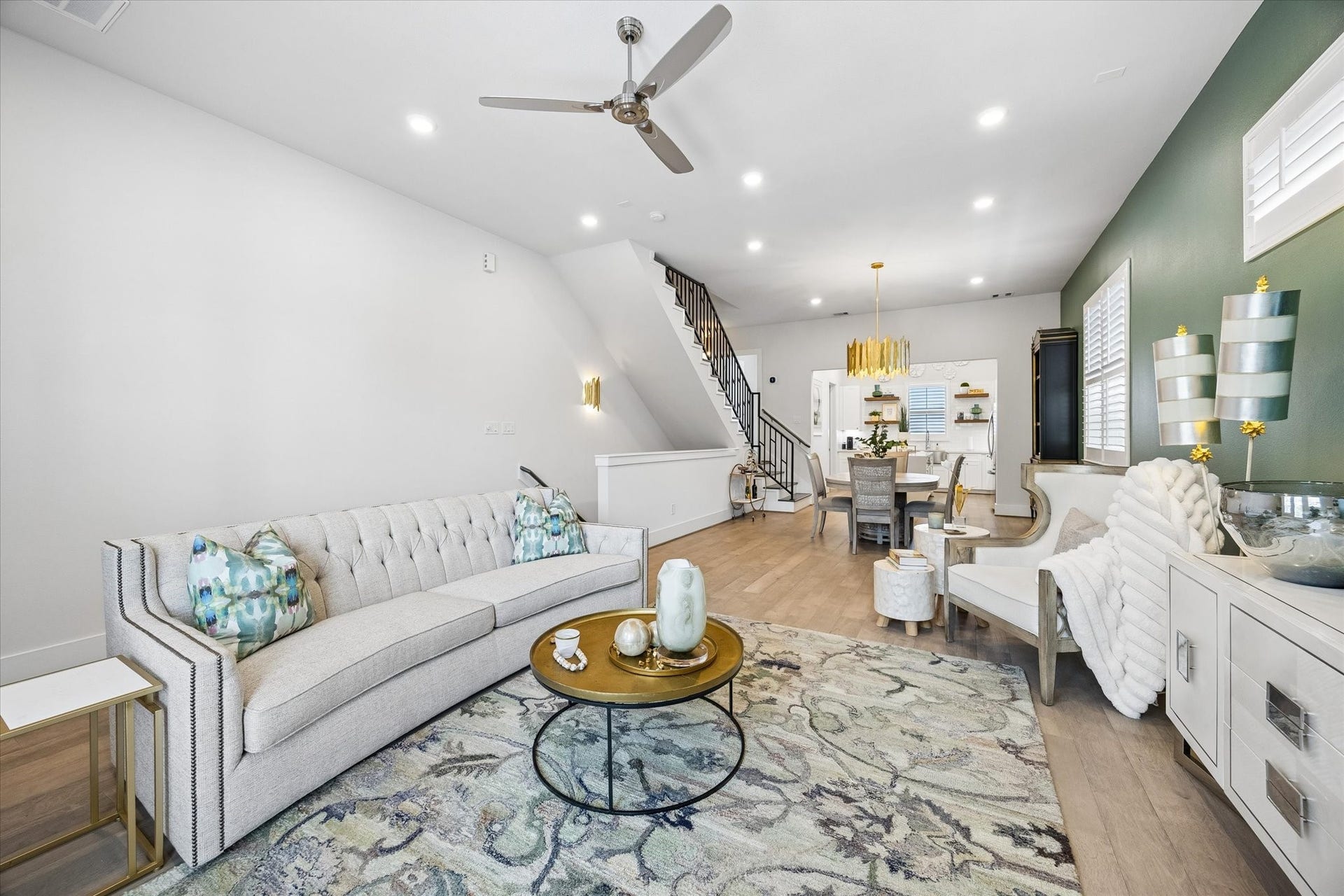 1226 W 21st Street, Houston, TX 77008 This open living area offers plenty of room to relax, gather, and entertain, with an easy flow into the dining area and island kitchen for everyday living that feels both connected and comfortable.