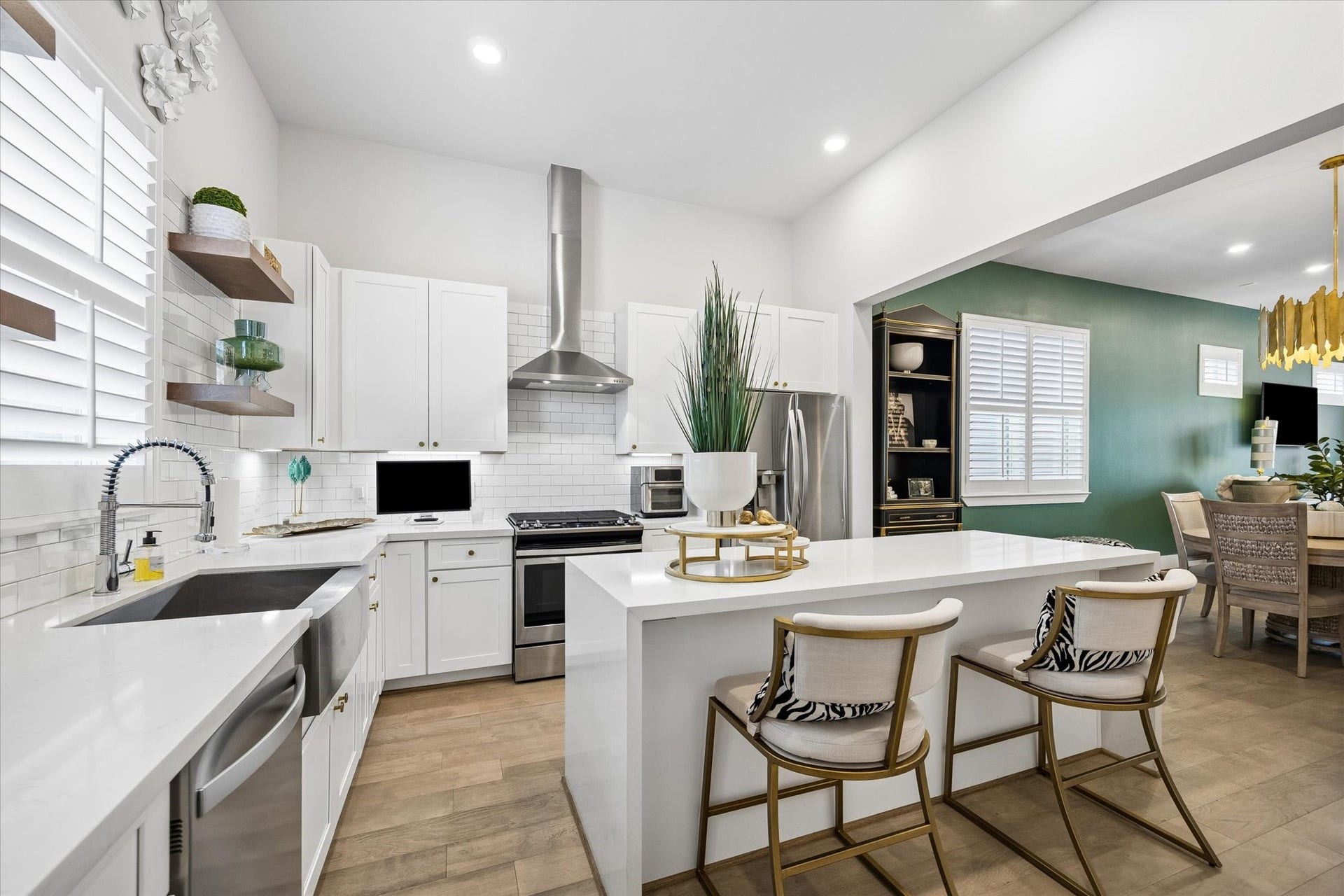 1226 W 21st Street, Houston, TX 77008 Show off your culinary skills in this fully loaded kitchen, where every detail feels high-end, highly functional, and 100% full of style, from the quartz countertops and waterfall island to the upgraded farmhouse apron front sink, sleek hood vent, and stainless-steel appliances.