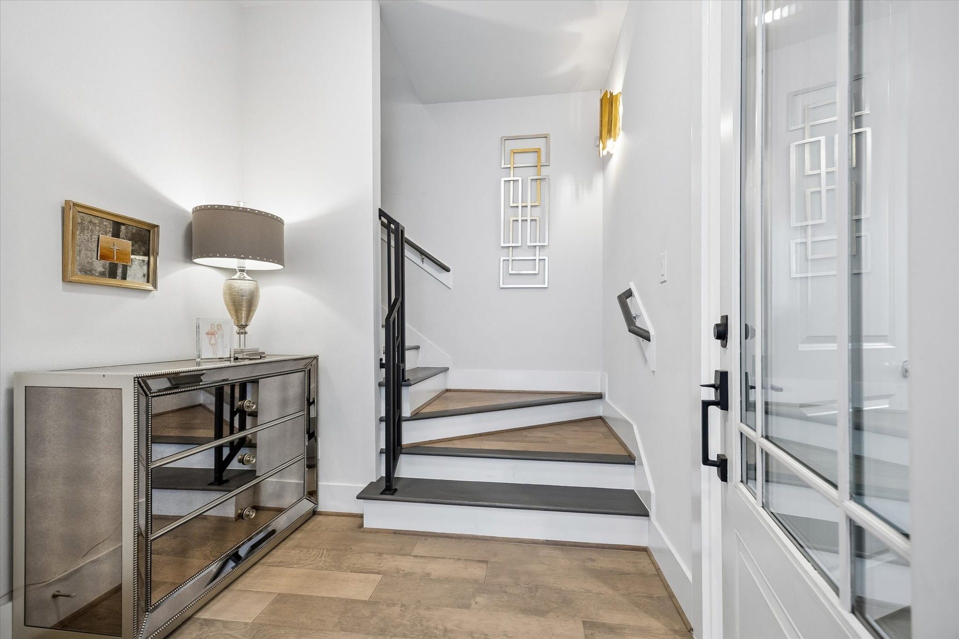 1226 W 21st Street, Houston, TX 77008 Open this door to comfort and style in a flexible floor plan designed to meet your needs. With open and airy main-floor living, dining, and a stunning island kitchen, plus 3 private suites including one on the first floor and two on the third, this home has the space, design, and location you have been searching for.