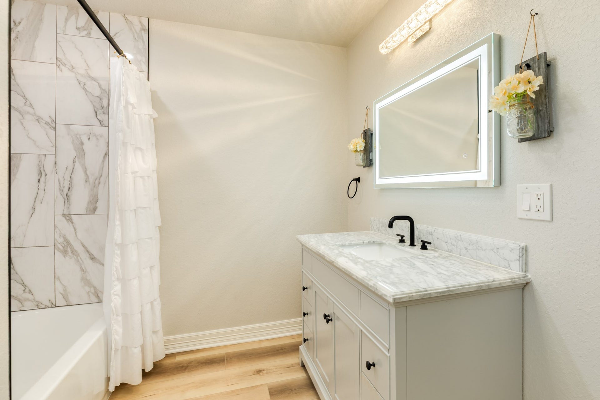 4418 Georgia Street, Santa Fe, TX 77517 Secondary Bath