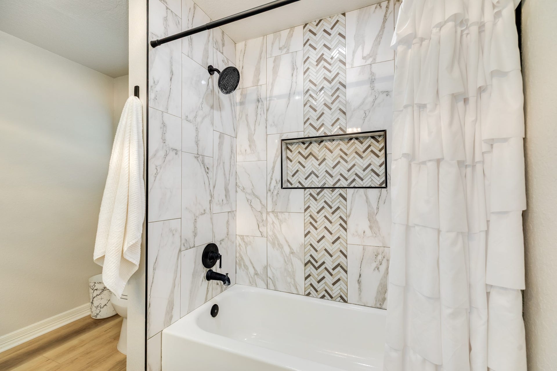4418 Georgia Street, Santa Fe, TX 77517 Secondary Bath