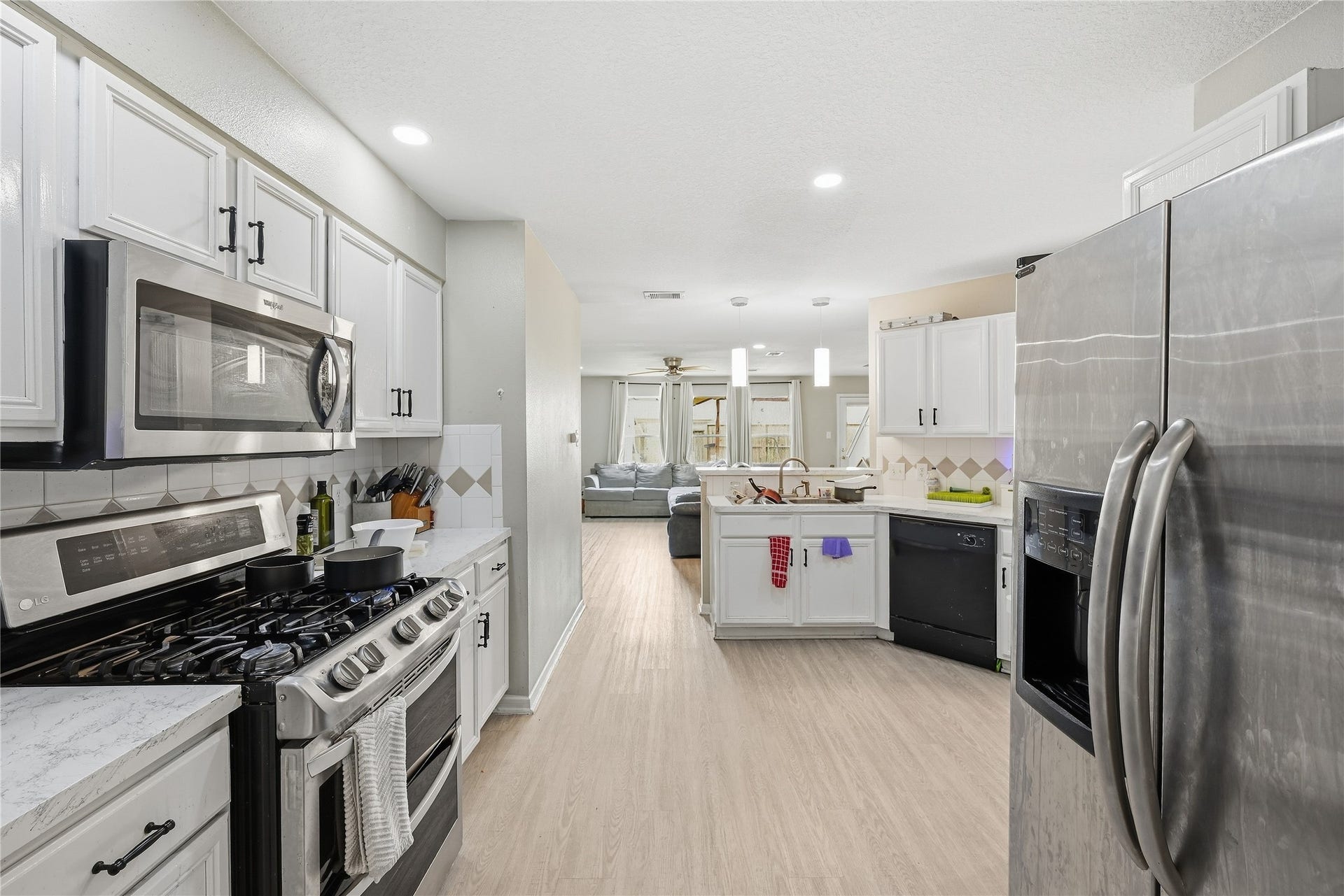 18215 Echo Mar Lane, Houston, TX 77084 Microwave, gas stove, dishwasher, ect.