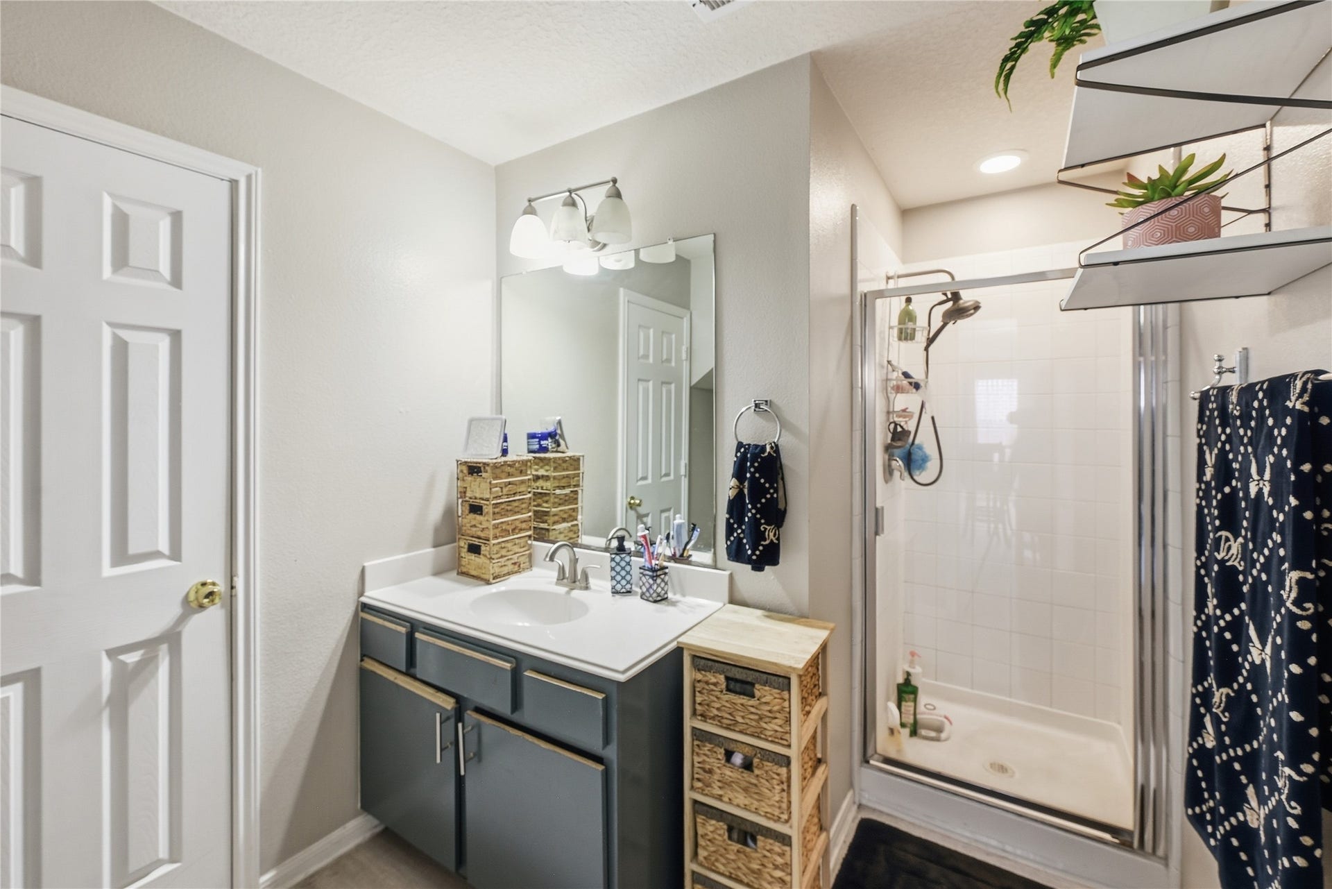 18215 Echo Mar Lane, Houston, TX 77084 Standing shower (DOWNSTAIRS BATHROOM)