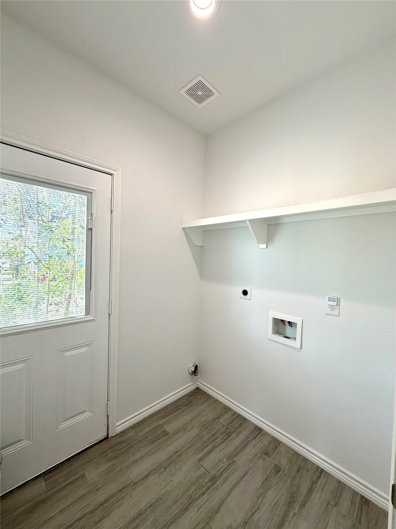 16618 Meadowcroft, Montgomery, TX 77316 Laundry Room