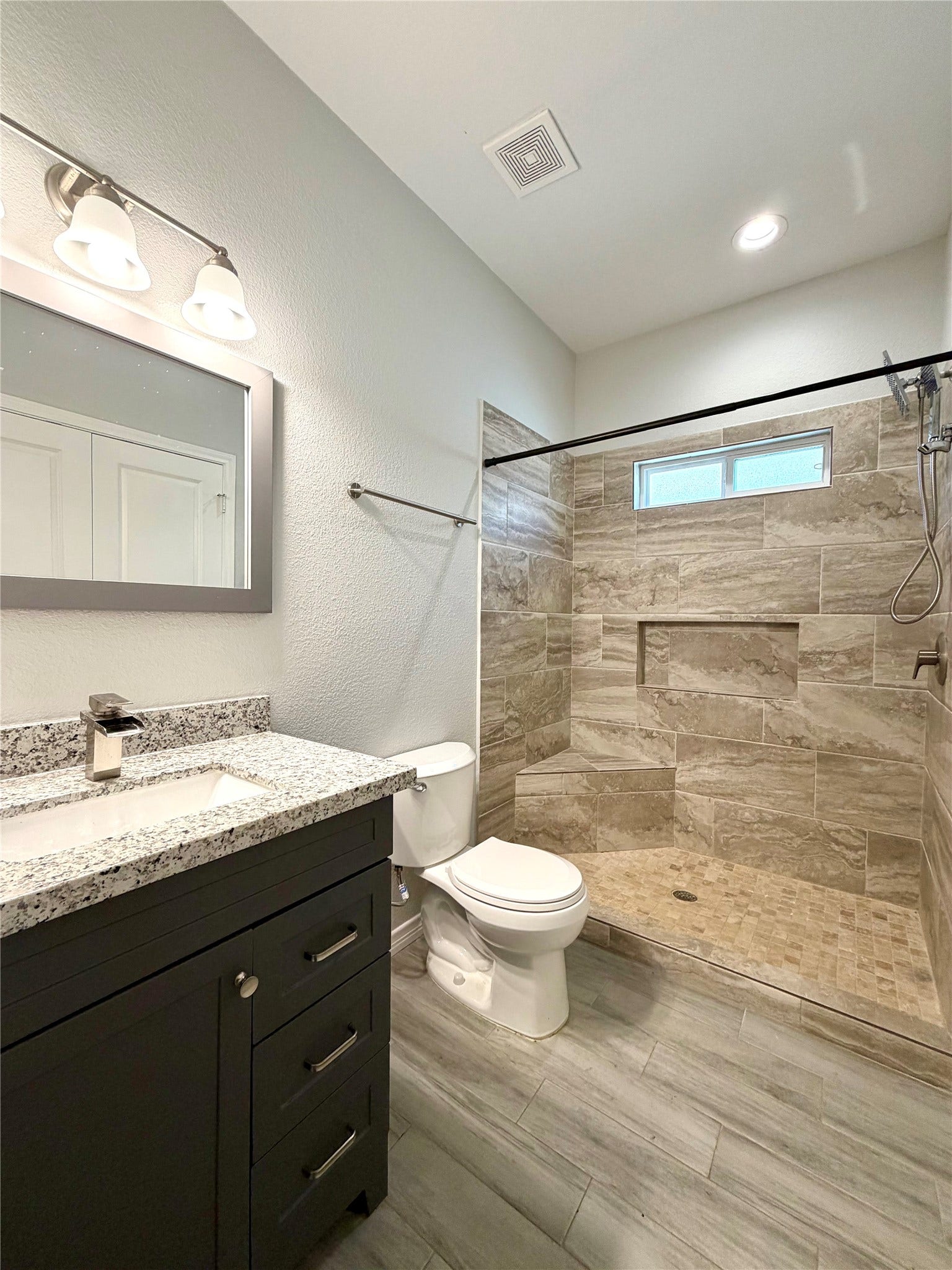 16618 Meadowcroft, Montgomery, TX 77316 Primary bathroom