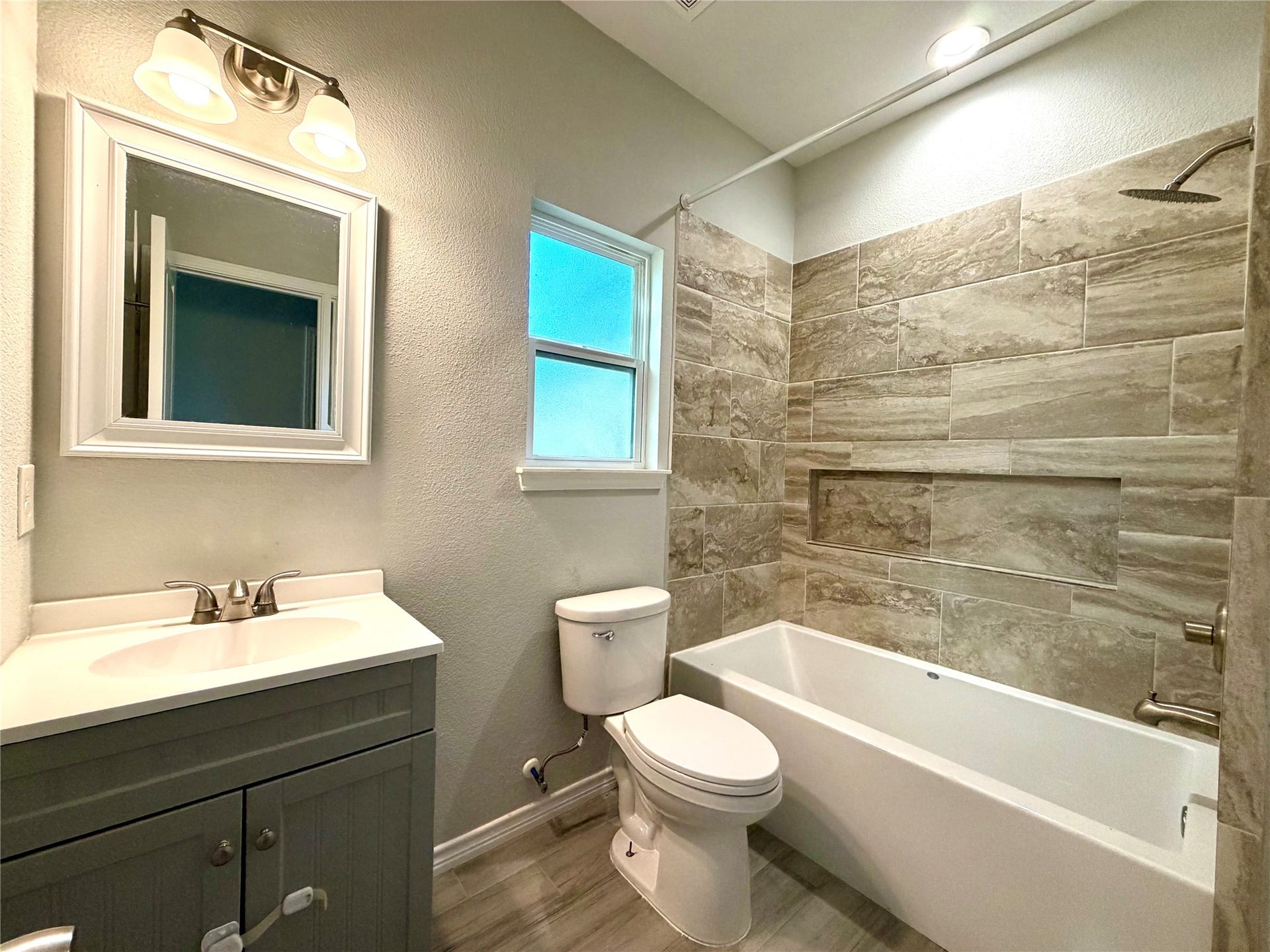 16618 Meadowcroft, Montgomery, TX 77316 Second Full Bathroom