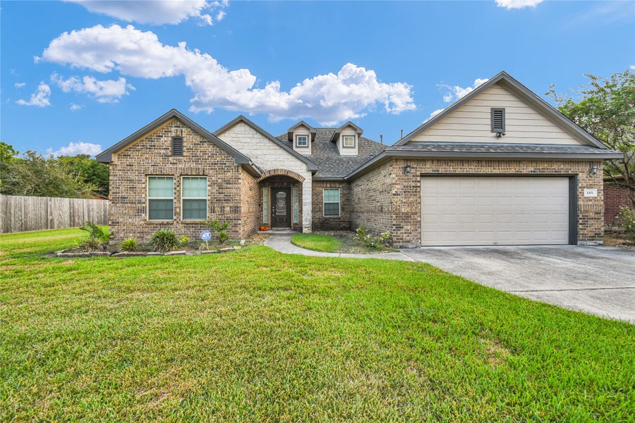 Property photo for 1101 Isabella Boulevard, Angleton, TX
