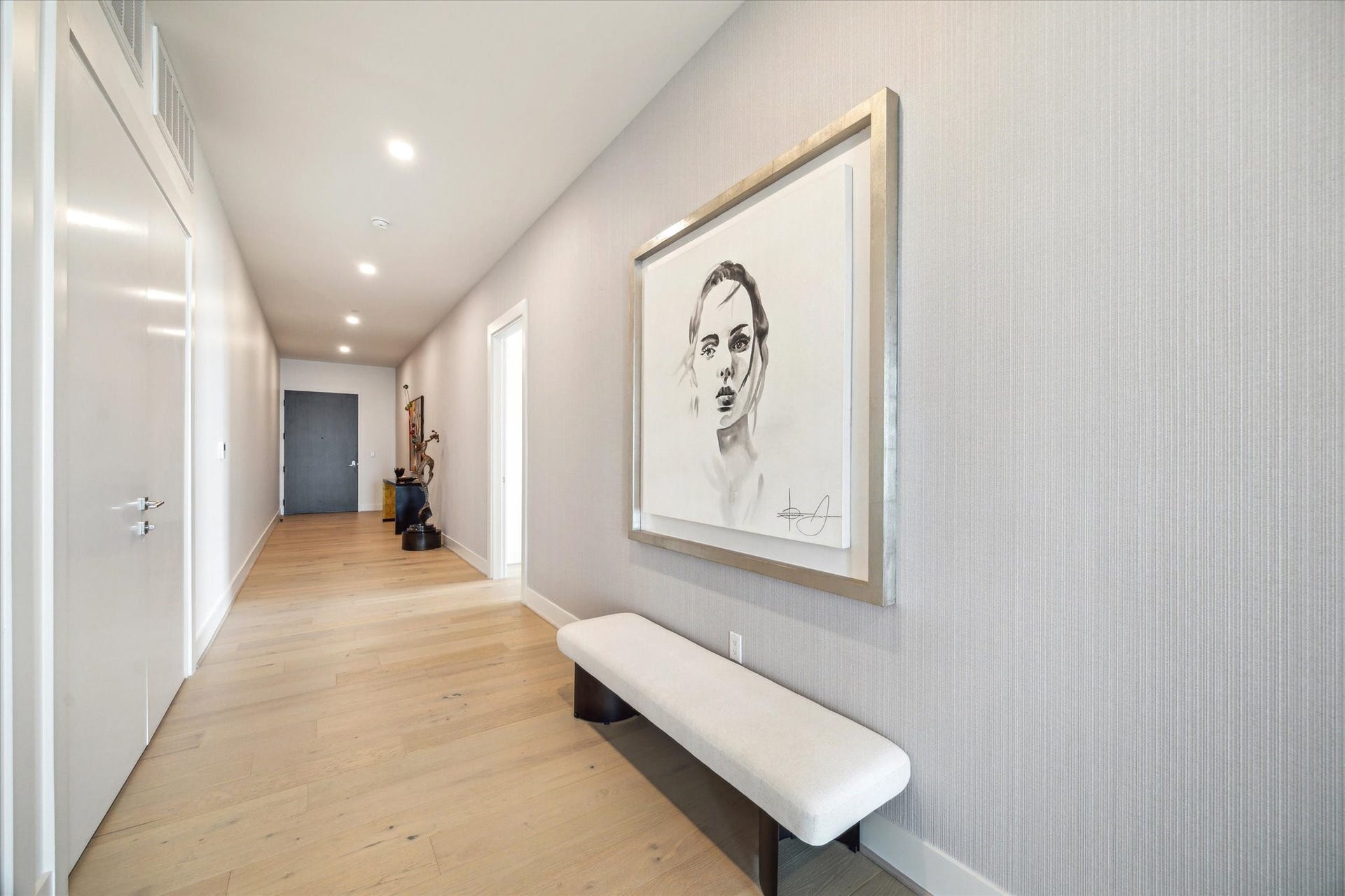 1711 Allen Parkway, #2601, Houston, TX 77019 Well positioned walls at the entry to display and appreciate your art collection.