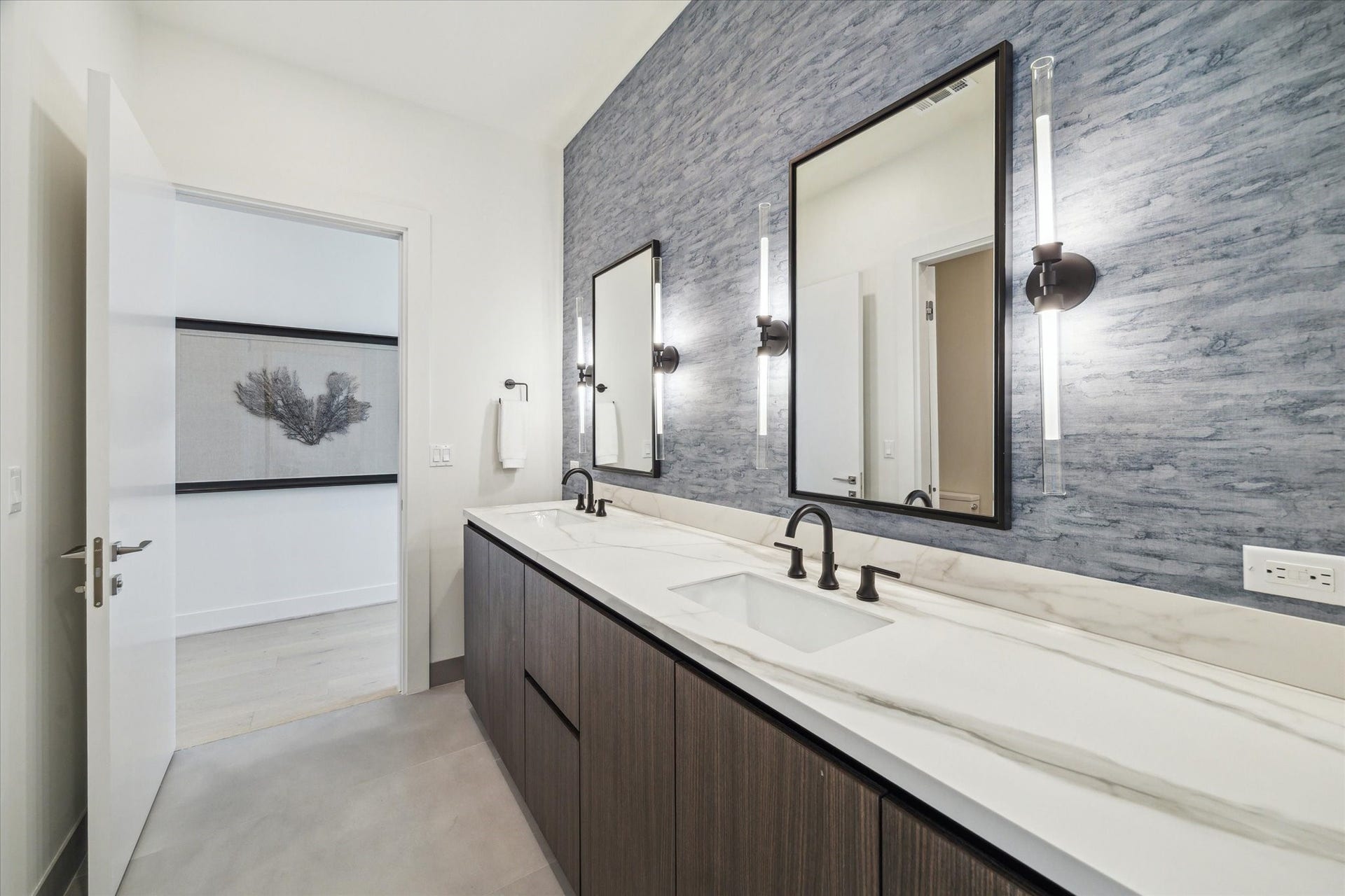 1711 Allen Parkway, #2601, Houston, TX 77019 This is a beautiful bathroom, with wallcovering and designer lighting, shared by the two secondary bedrooms.