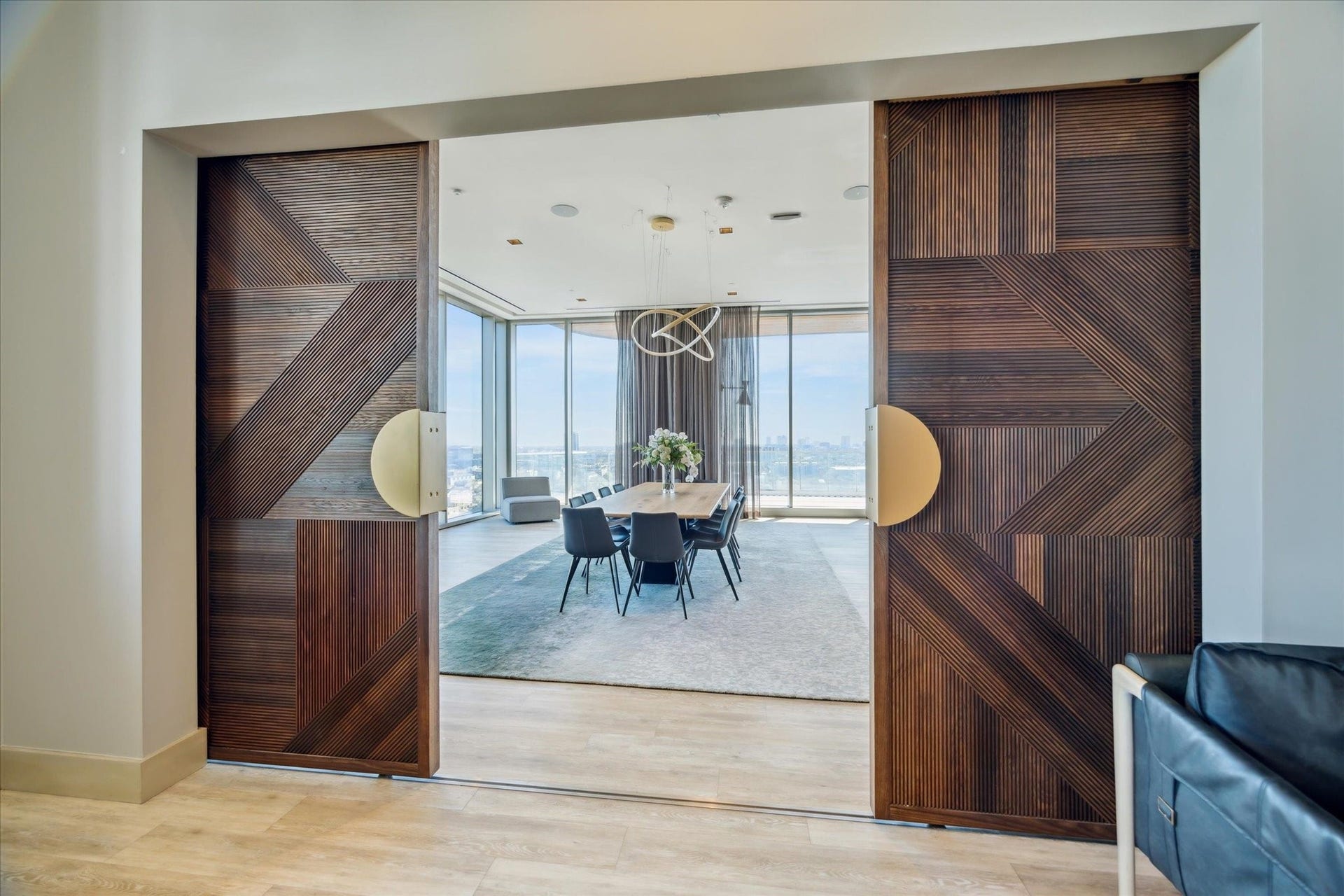 1711 Allen Parkway, #2601, Houston, TX 77019 There is also a catering kitchen and large dining table connected to the resident lounge.