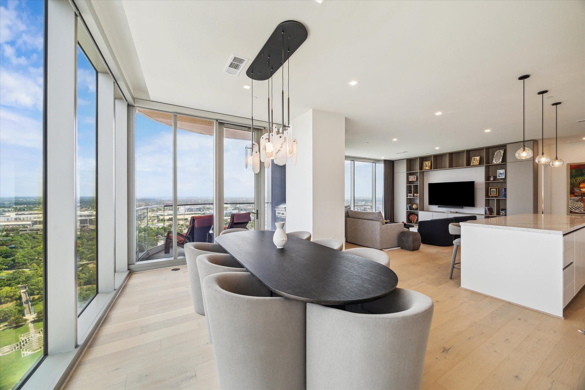 1711 Allen Parkway, #2601, Houston, TX 77019 Unit 2601 features stunning designer upgrades and unobstructed northwest views over Buffalo Bayou Park.