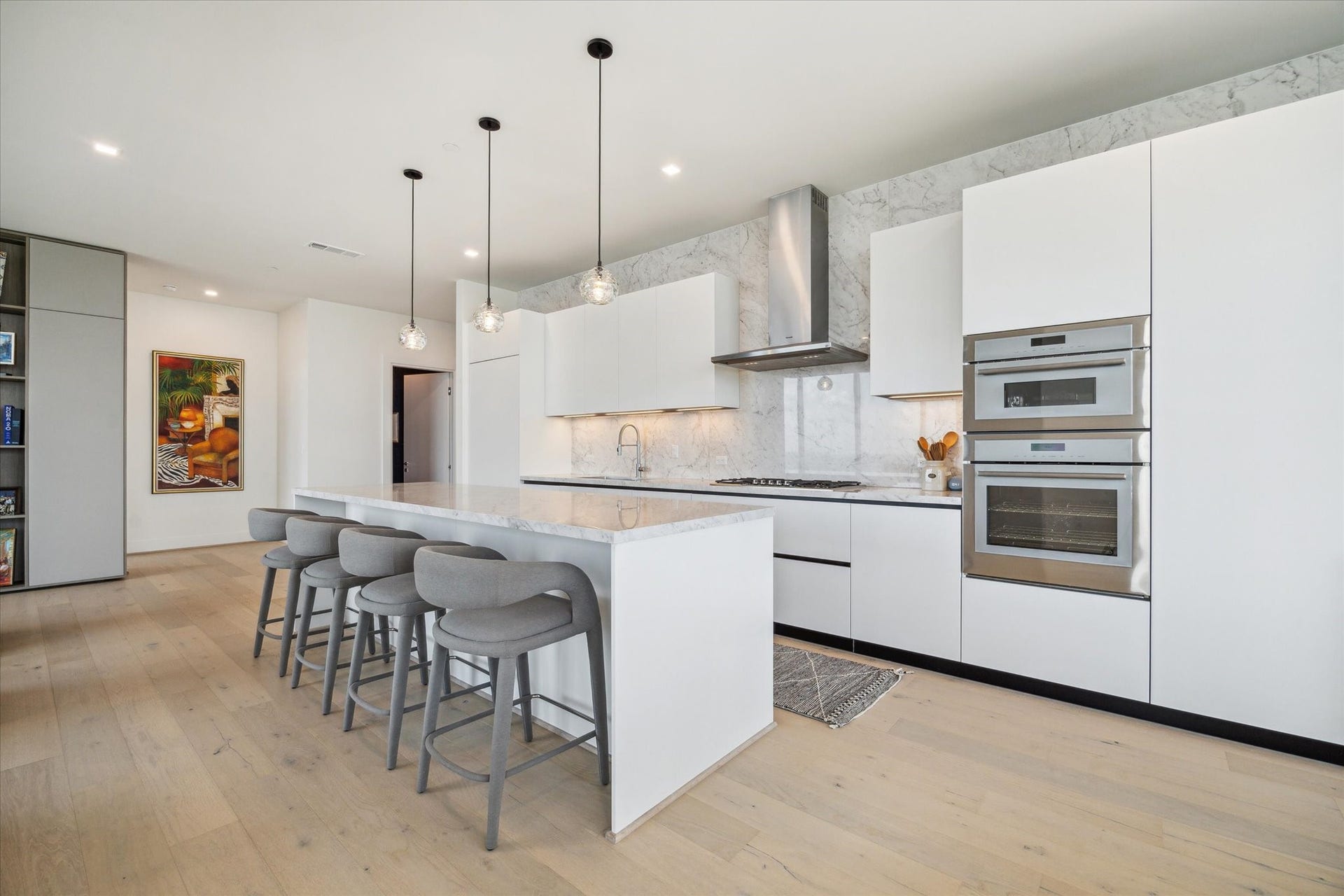 1711 Allen Parkway, #2601, Houston, TX 77019 Chef's kitchen has Thermador appliances and Pedini cabinets throughout.