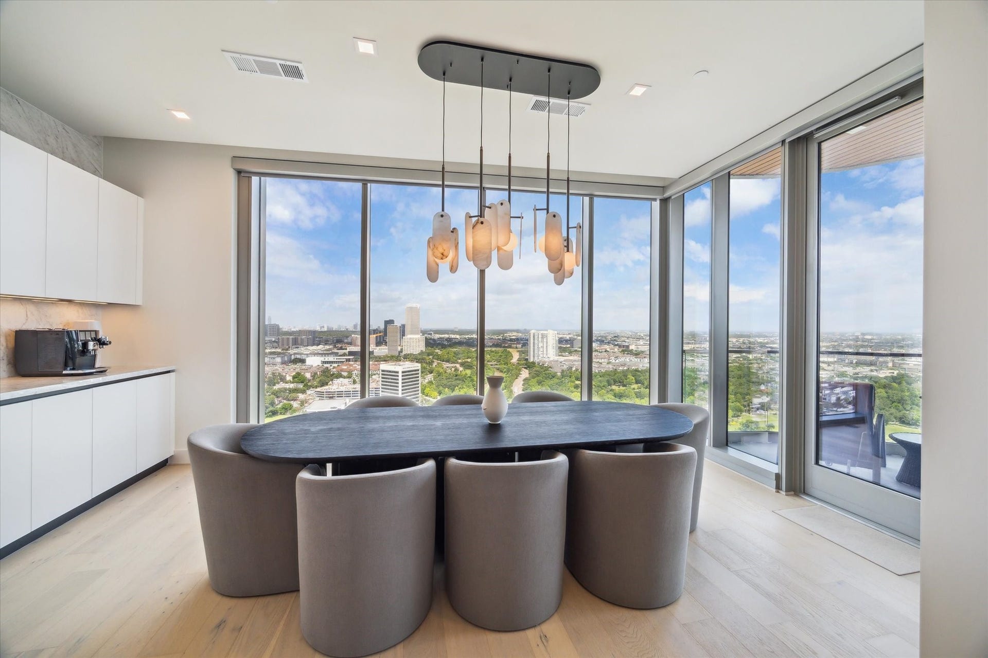 1711 Allen Parkway, #2601, Houston, TX 77019 Covered terrace can be accessed through the glass door in the dining room.