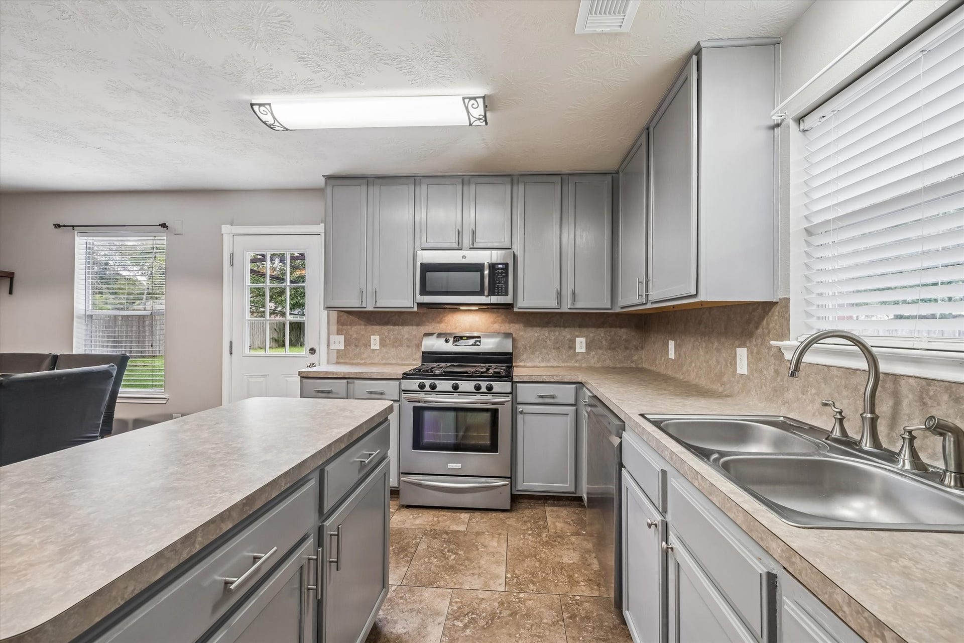 6615 Grant Drive, Magnolia, TX 77354