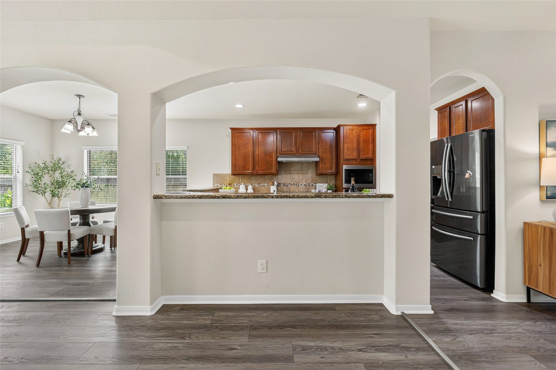 1231 Abigail Lane, Friendswood, TX 77546 Your breakfast bar creates the perfect spot for casual meals, homework, or chatting with guests while preparing your favorite dishes.