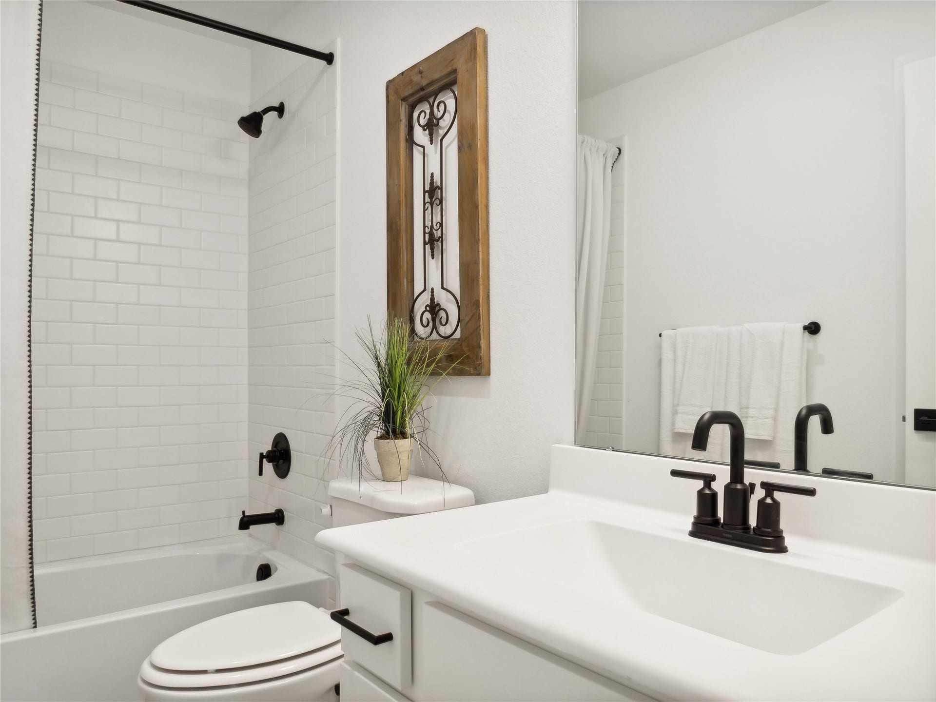 3210 Rios Court, League City, TX 77573 Hall bath (*Photo not of actual home and used for illustration purposes only.)