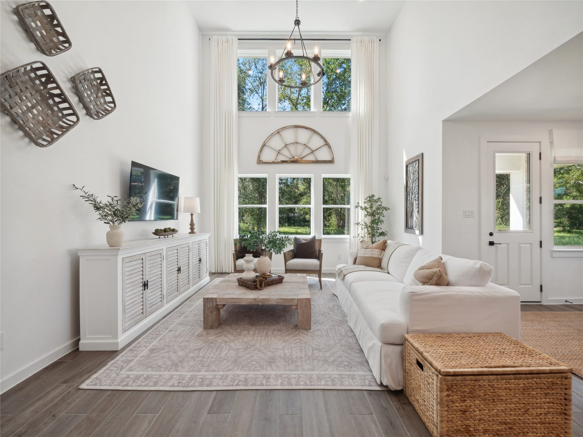3210 Rios Court, League City, TX 77573 Bright and airy great room (*Photo not of actual home and used for illustration purposes only.)