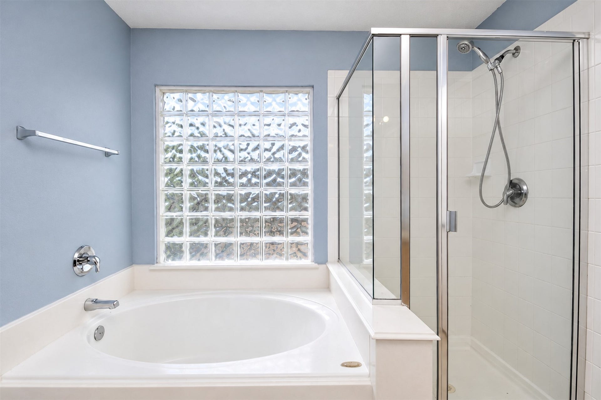 6003 Baldwin Elm Street, Richmond, TX 77407 Master Bathroom
***Property is vacant. Photo digitally enhanced with AI; lighting, color, and ceiling appearance adjusted. ***