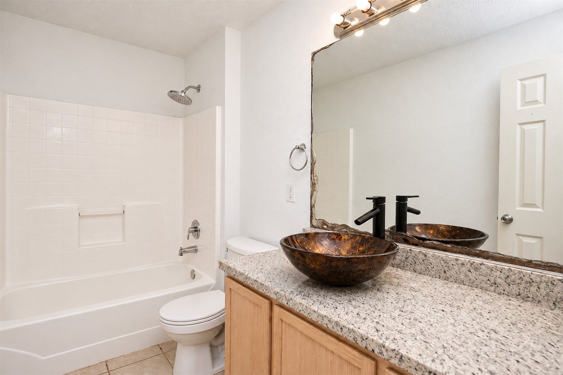 6003 Baldwin Elm Street, Richmond, TX 77407 Shared Bathroom
***Property is vacant. Photo digitally enhanced with AI; lighting, color, and ceiling appearance adjusted. ***