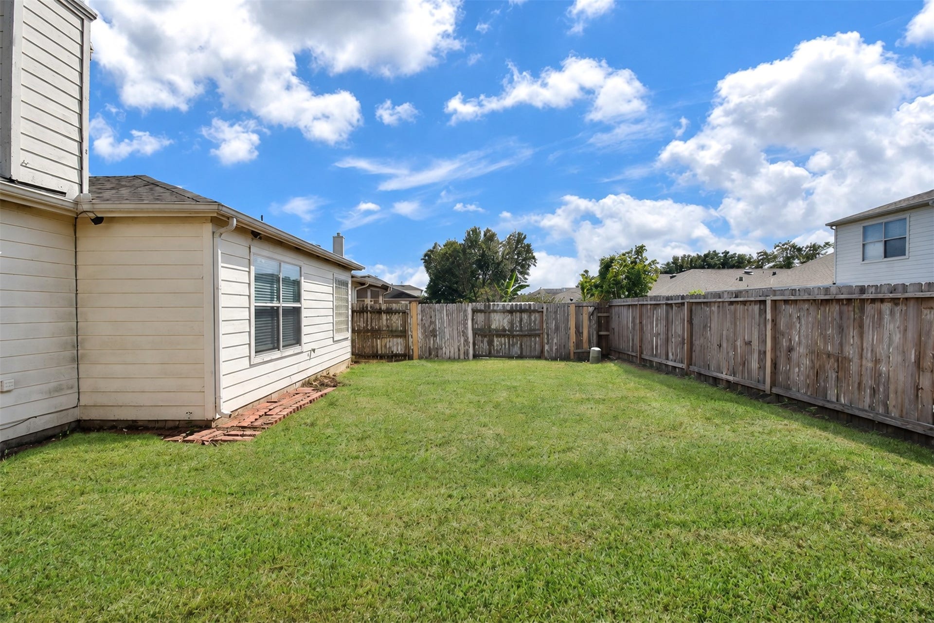 6003 Baldwin Elm Street, Richmond, TX 77407 Backyard
***Property is vacant. Photo digitally enhanced with AI; lighting, color, and ceiling appearance adjusted. ***