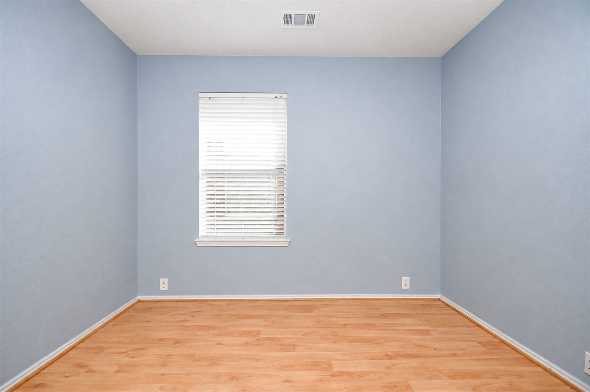 6003 Baldwin Elm Street, Richmond, TX 77407 3rdd Bedroom
***Property is vacant. Photo digitally enhanced with AI; lighting, color, and ceiling appearance adjusted. ***