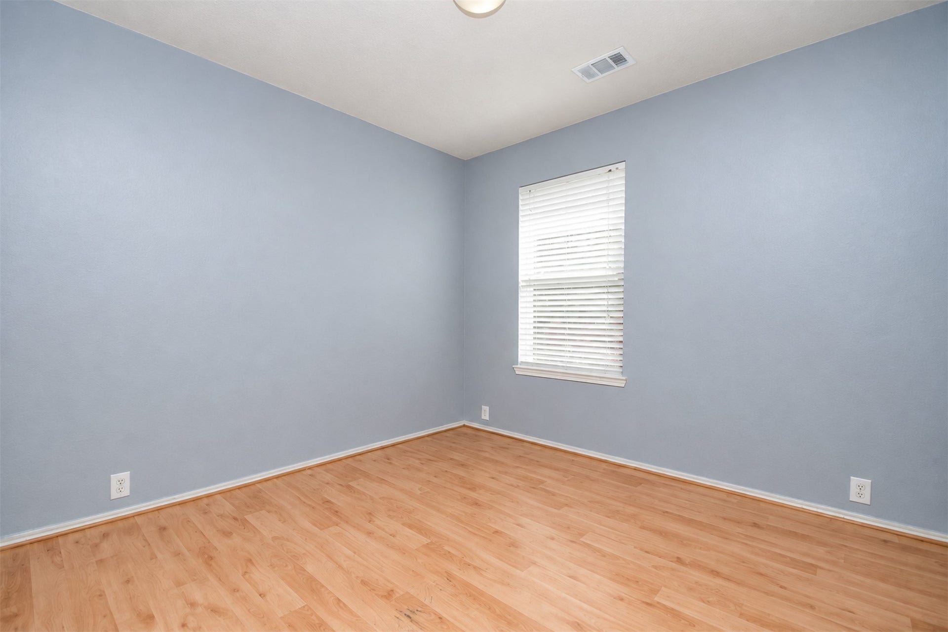 6003 Baldwin Elm Street, Richmond, TX 77407 3rdd Bedroom
***Property is vacant. Photo digitally enhanced with AI; lighting, color, and ceiling appearance adjusted. ***