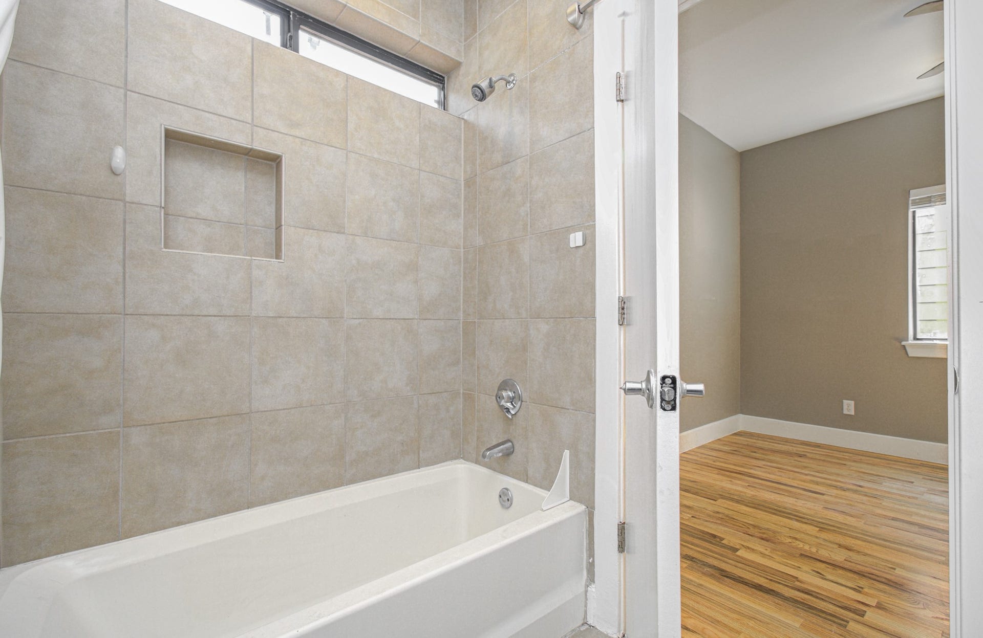 4410 Spencer Street, #A, Houston, TX 77007 Secondary bathroom.