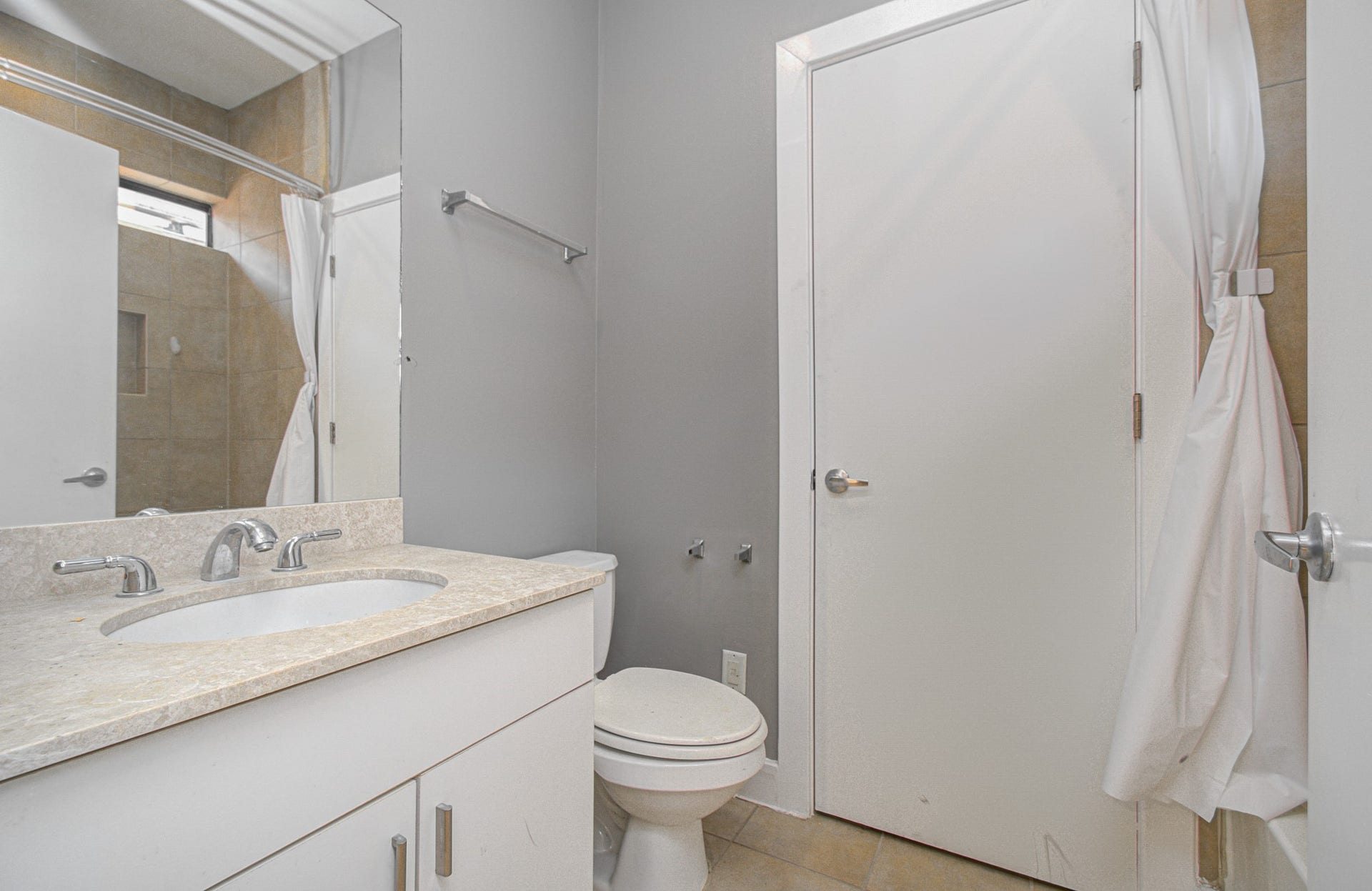 4410 Spencer Street, #A, Houston, TX 77007 Beautiful secondary bathroom.