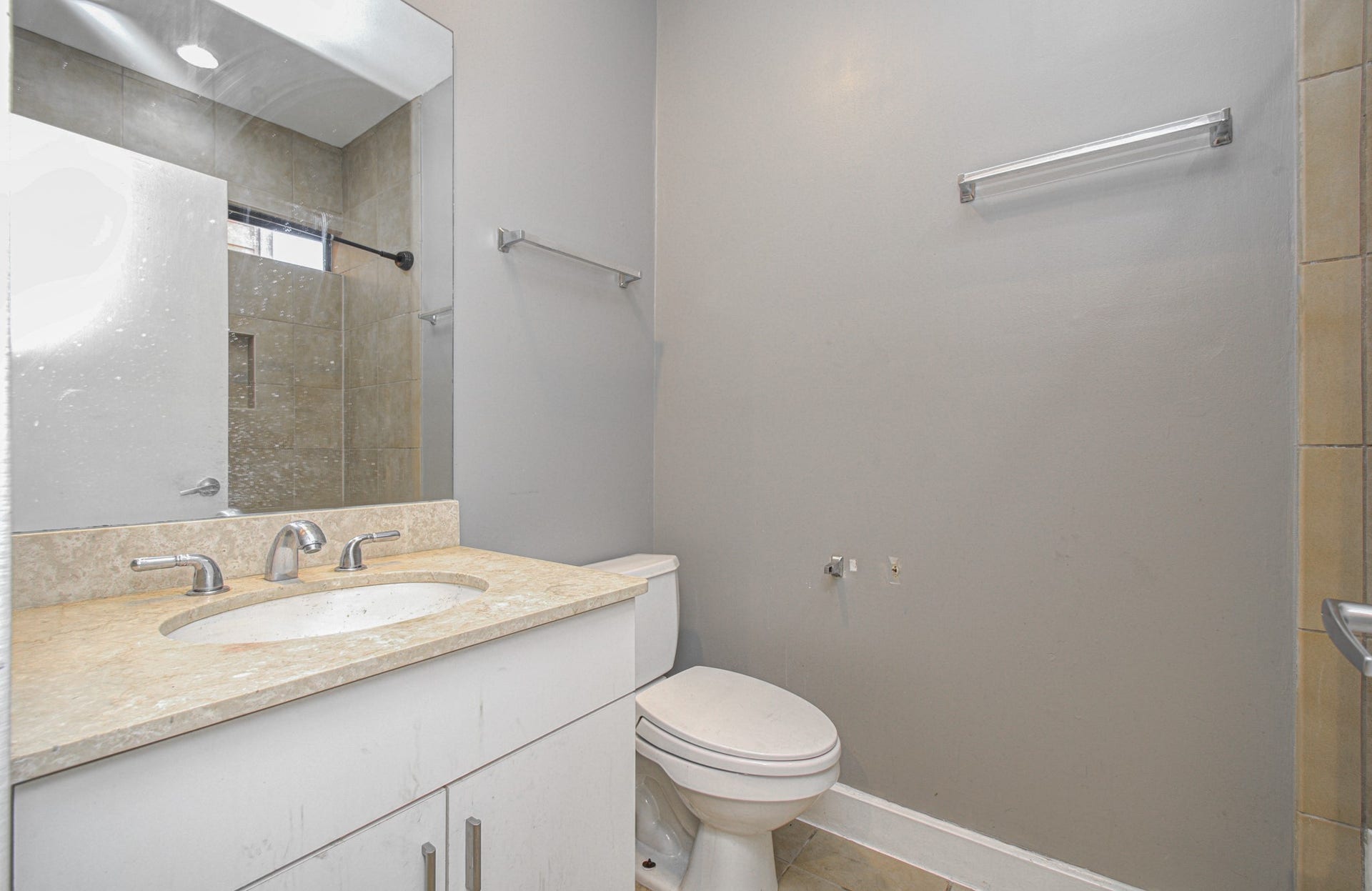 4410 Spencer Street, #A, Houston, TX 77007 Another secondary bathroom to enjoy.