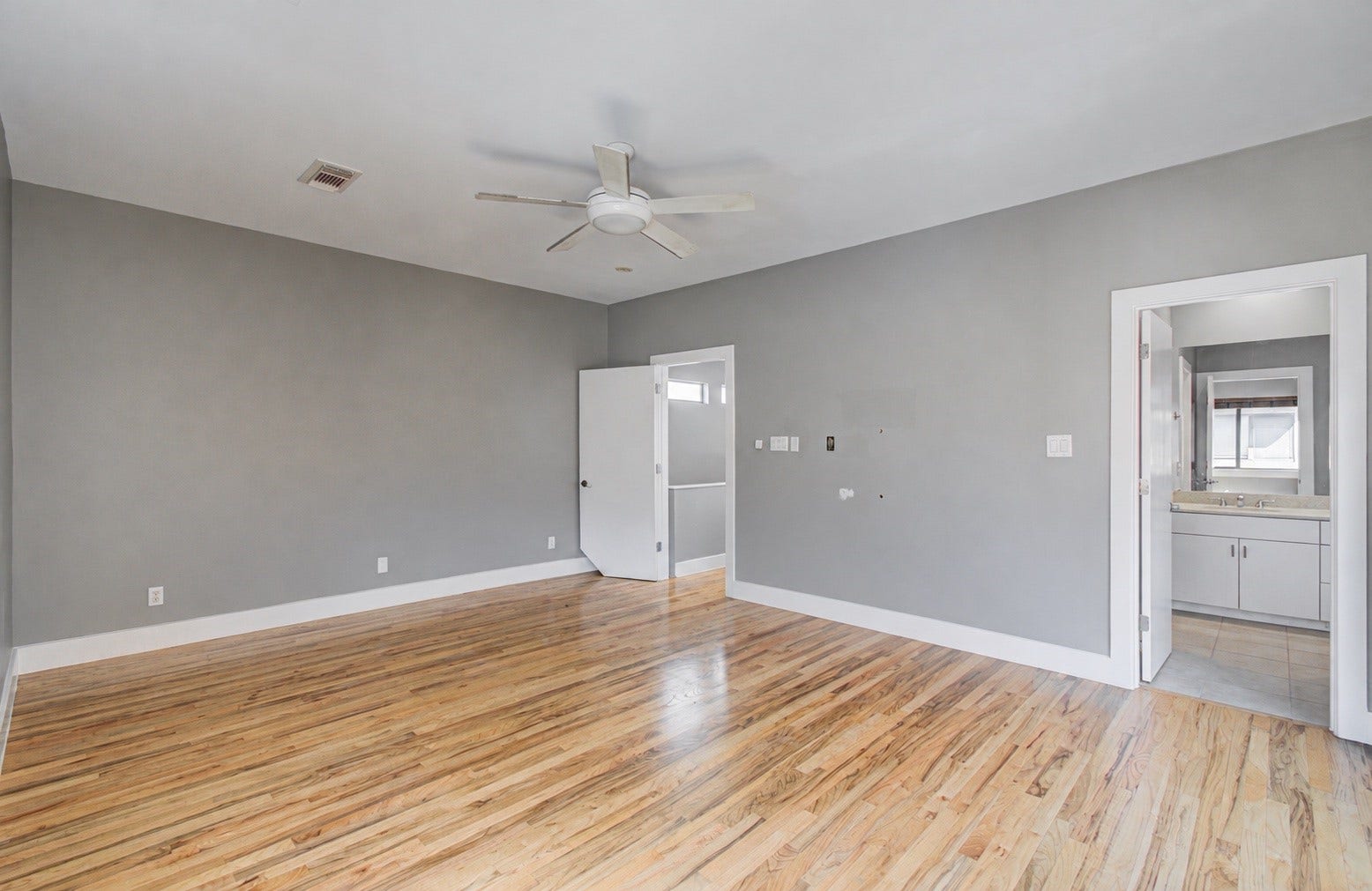 4410 Spencer Street, #A, Houston, TX 77007 Another view of this incredible primary bedroom.