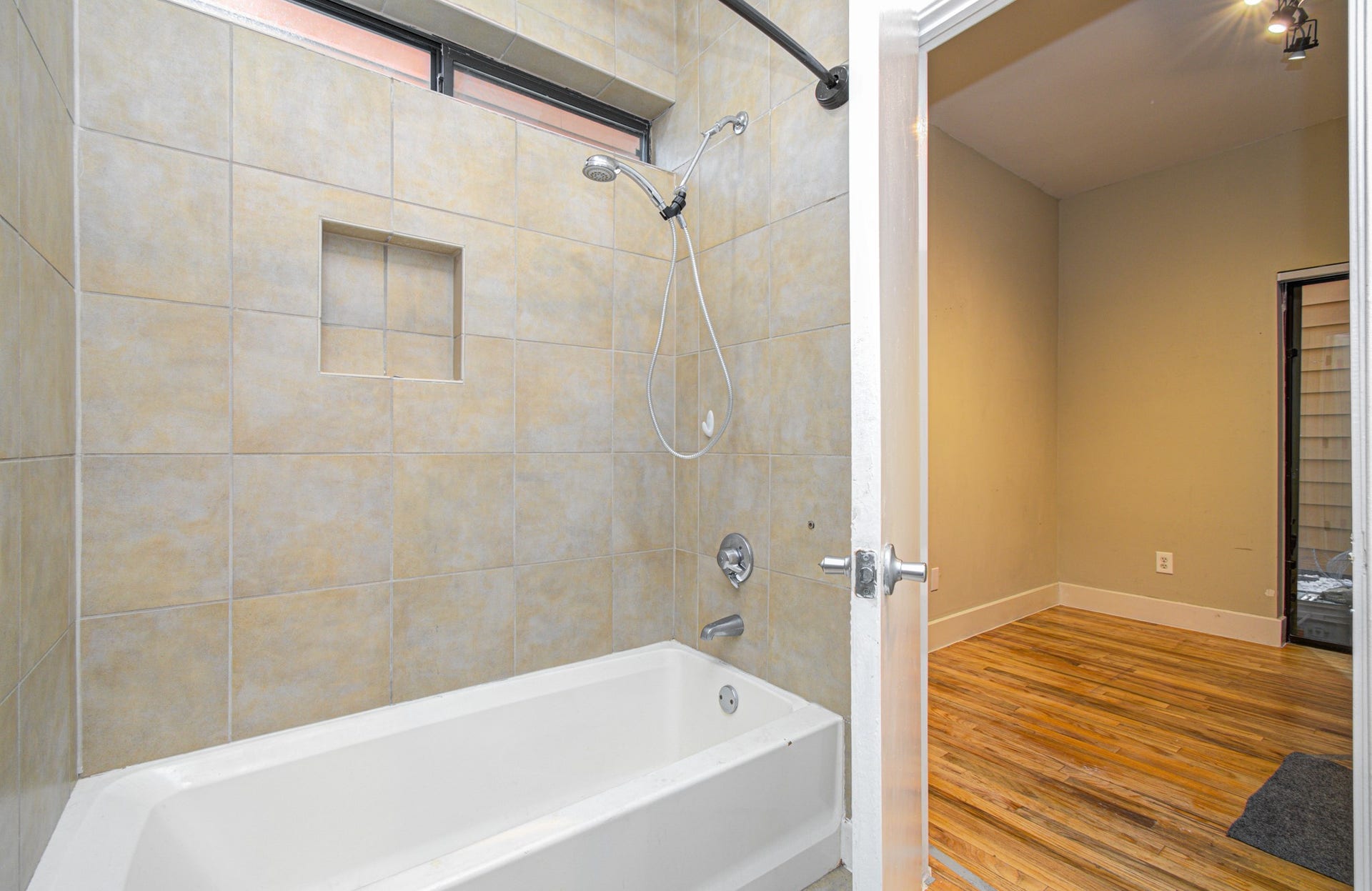 4410 Spencer Street, #A, Houston, TX 77007 Ensuite secondary bathroom for the downstairs secondary bedroom.