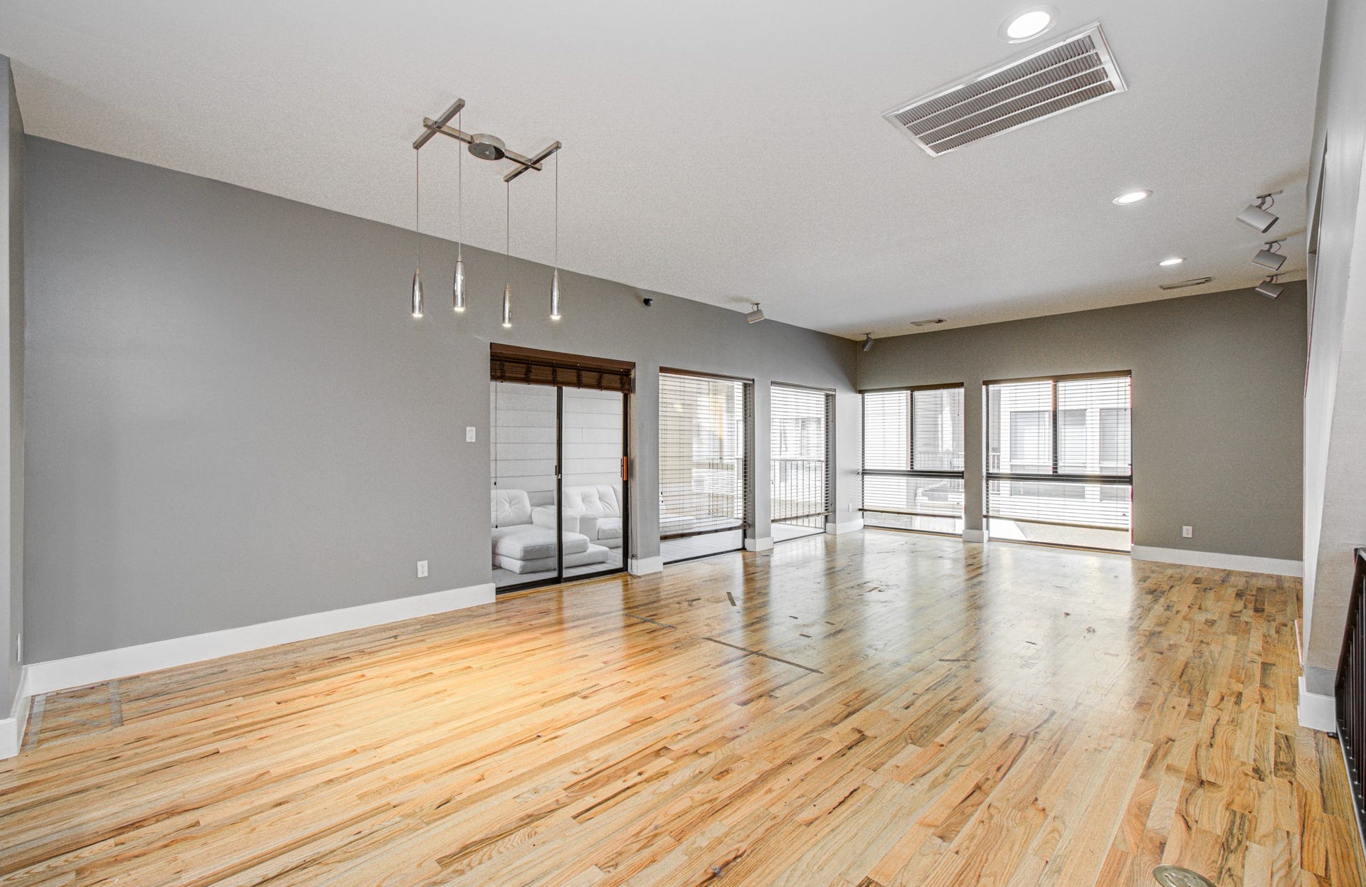 4410 Spencer Street, #A, Houston, TX 77007 So much space and natural light!