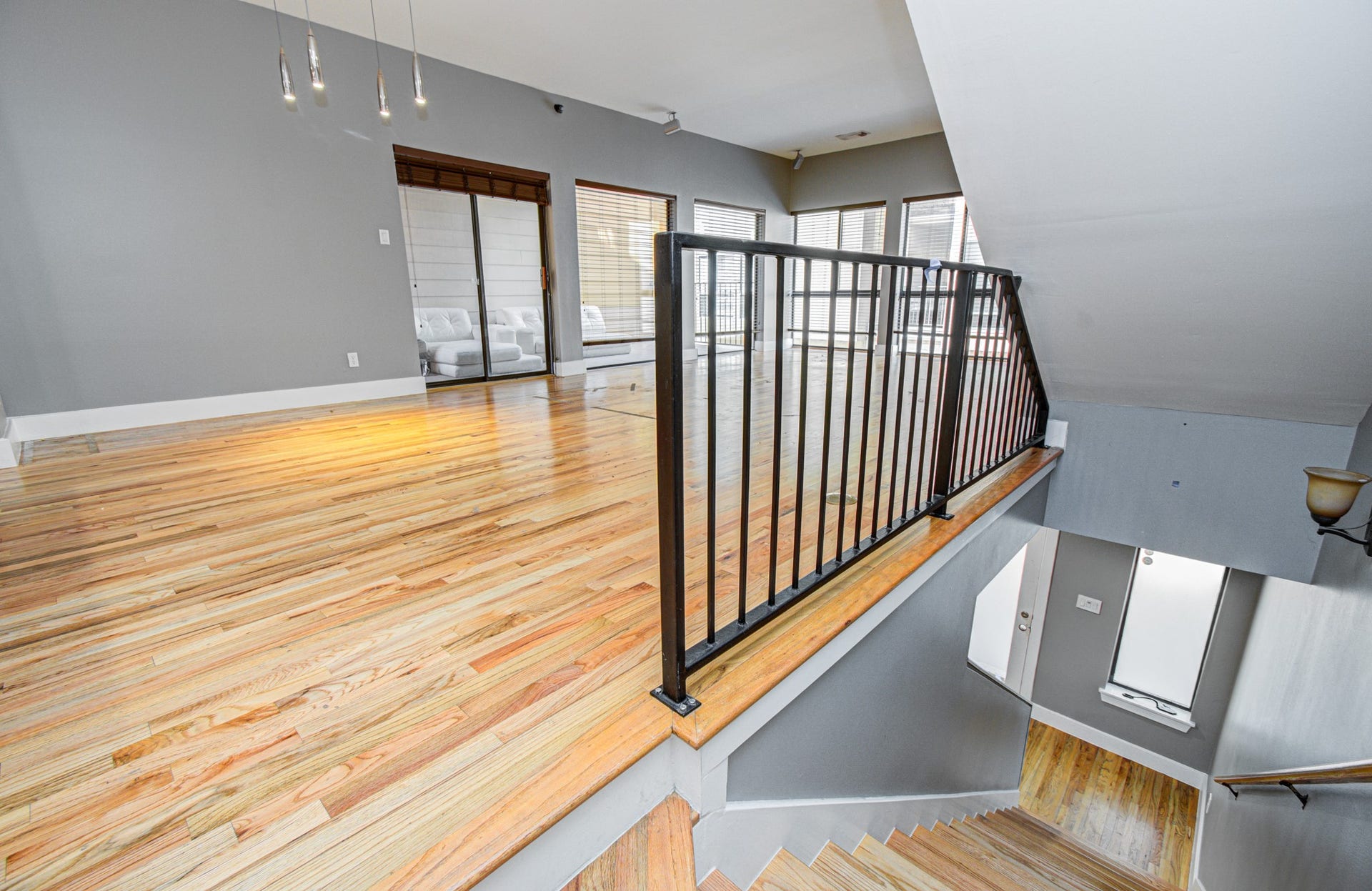 4410 Spencer Street, #A, Houston, TX 77007 When you hit the landing of the living, the first thing you'll notice is how much natural light!