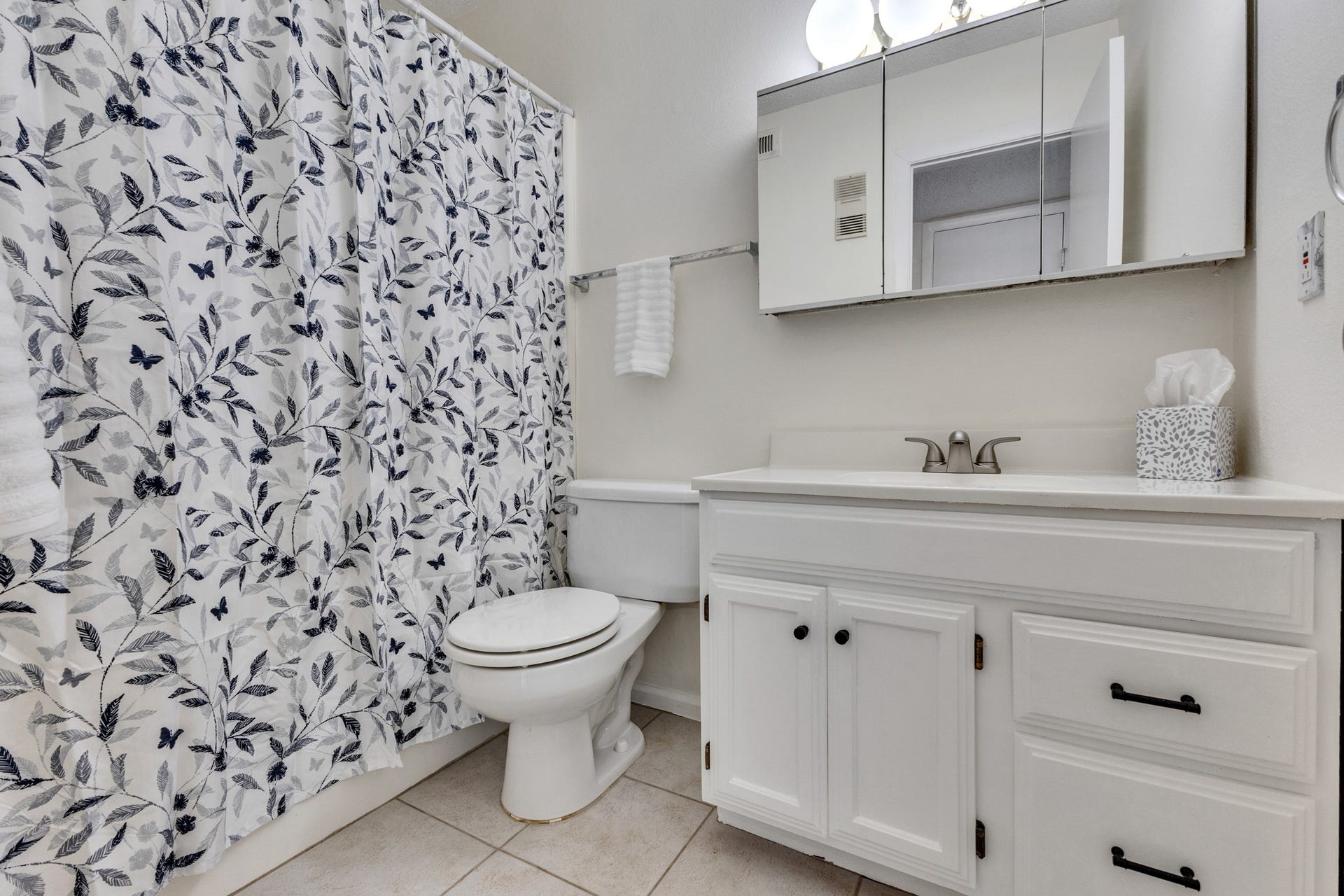 5000 Milwee Street, #47, Houston, TX 77092 Full Secondary Bathroom