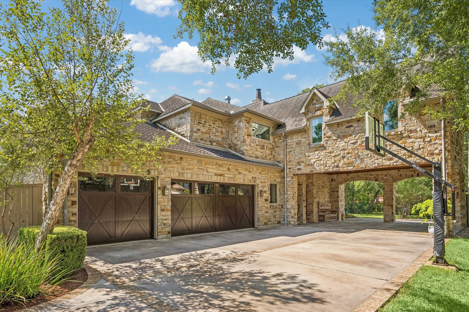 34 Liberty Bell Circle, Bunker Hill Village, TX 77024 The four-car garage and porte-cochre provide ample parking and convenience, with a spacious driveway and direct gated access to Flintdale.