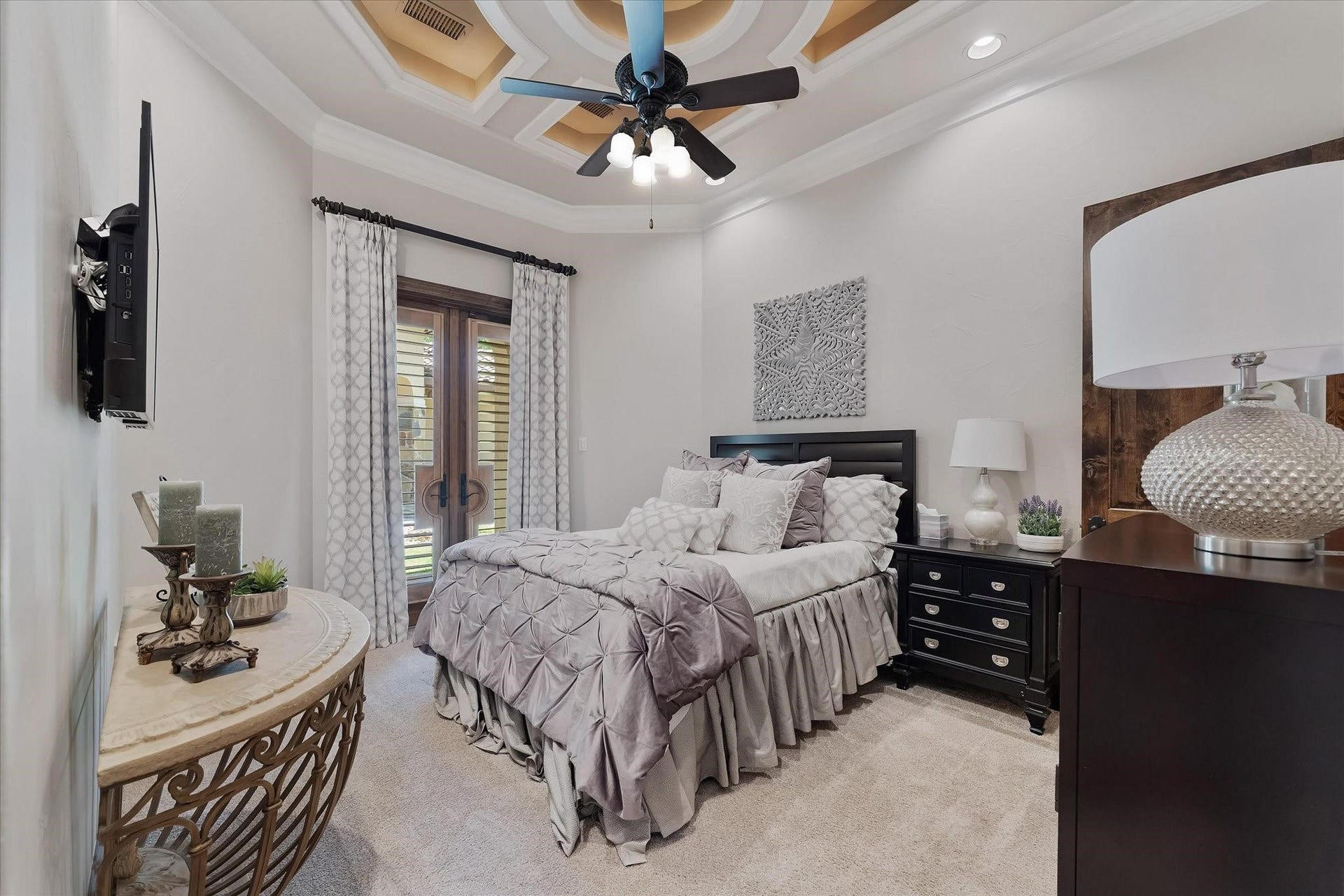 28322 Meadow Forest, Magnolia, TX 77355 Guest suite on the first floor with private backyard
patio and ensuite.