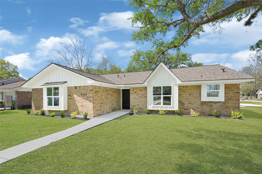 Property photo for 2100 Crestwood Drive, Richmond, TX