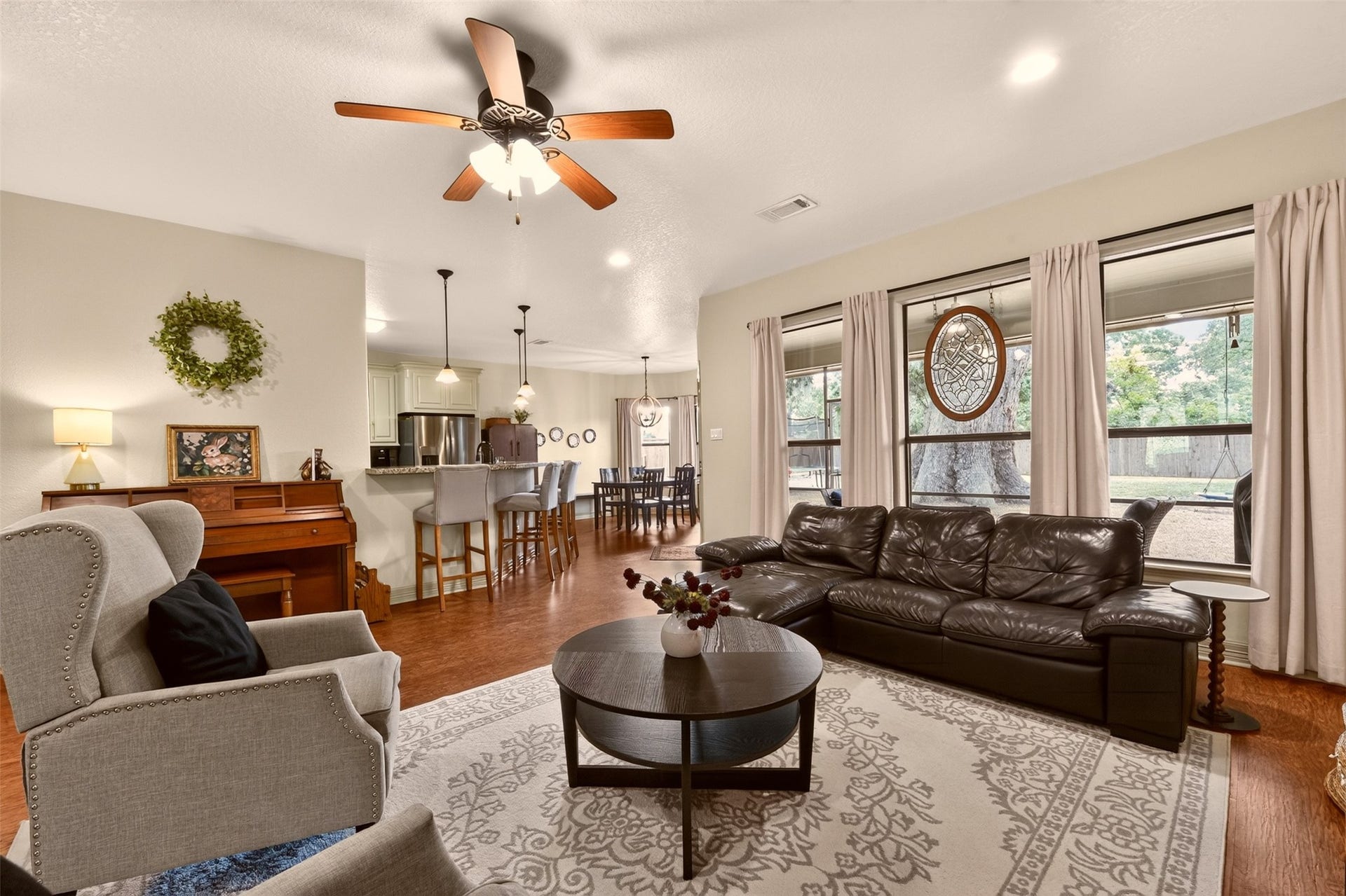 105 Blue Jay Drive, Richwood, TX 77566 Living Room
