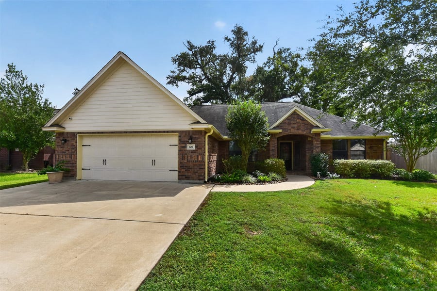Property photo for 105 Blue Jay Drive, Richwood, TX