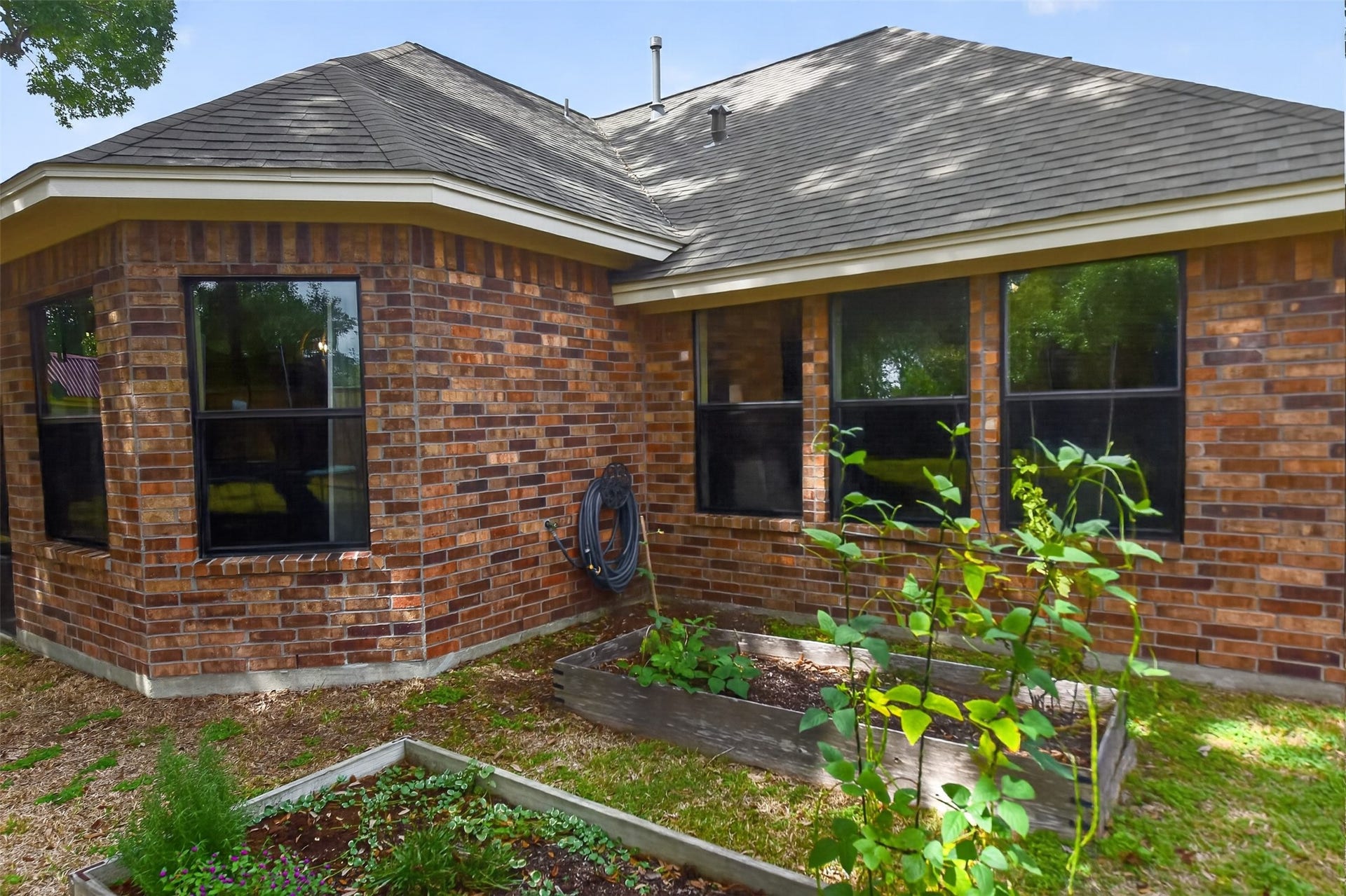 105 Blue Jay Drive, Richwood, TX 77566 Garden