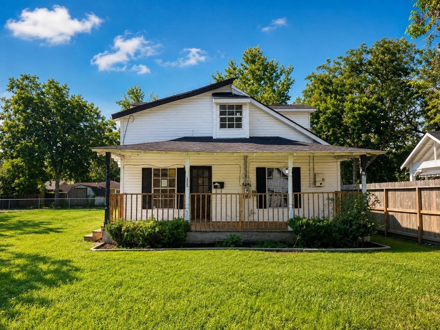 Property photo for 222 E Southland Avenue, Alvin, TX