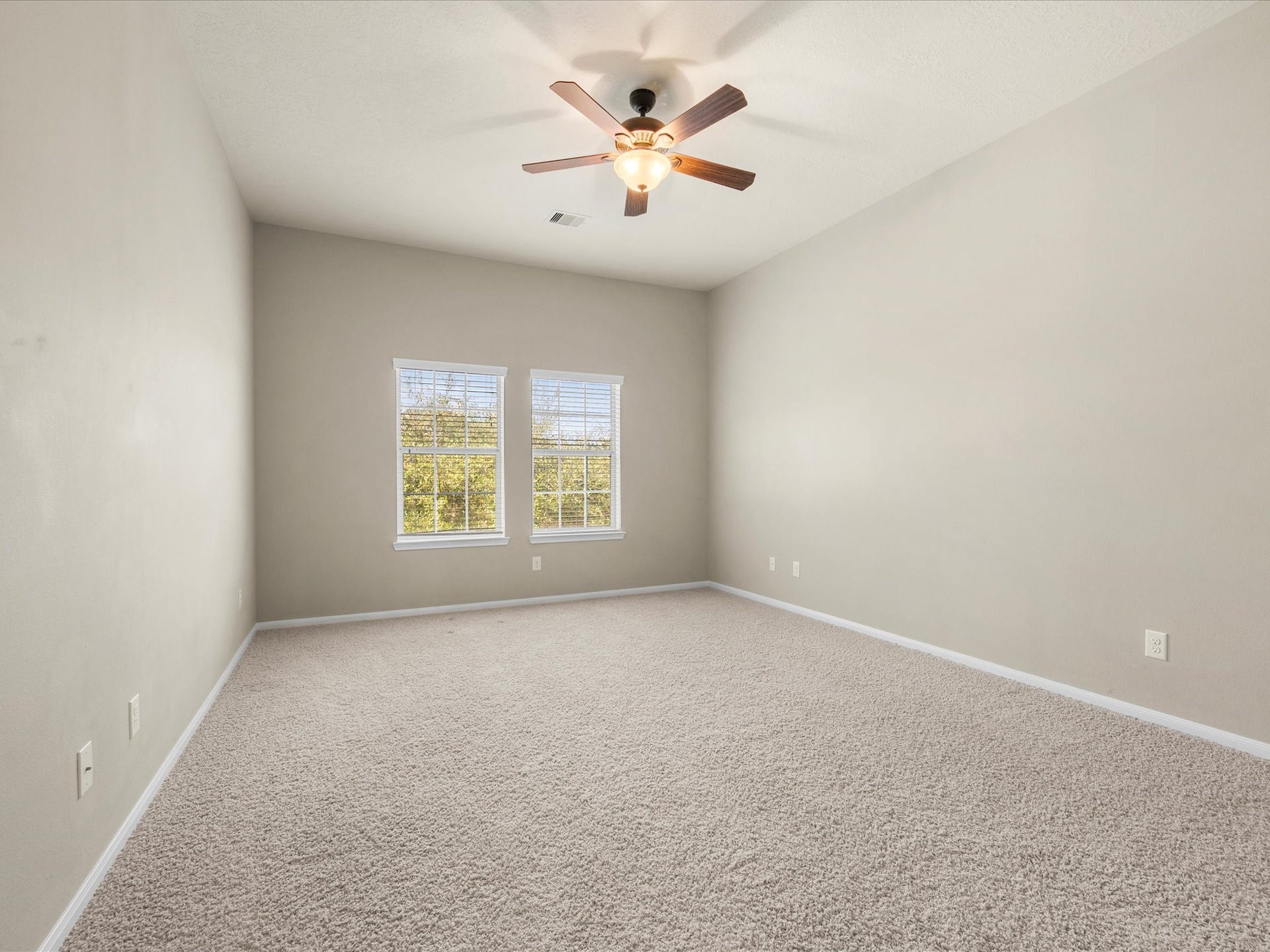 10458 Waterstone Estates Court, Tomball, TX 77375 A spacious bedroom offers room to create a comfortable personal retreat, whether designed for family, overnight guests, or a favorite hobby.