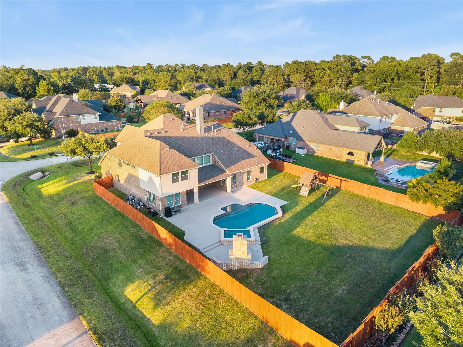 10458 Waterstone Estates Court, Tomball, TX 77375 Positioned on an expansive corner lot along a cul-de-sac street, this impressive property enjoys a desirable setting within the gated Waterstone Estates community.