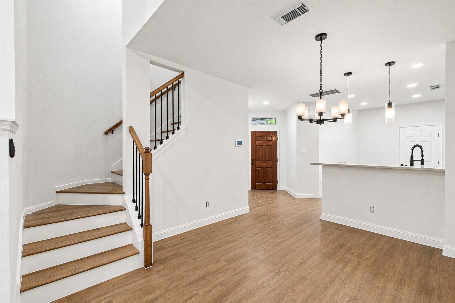 47 Alderon Woods Place, Spring, TX 77382 Open first-floor layout with easy flow between the living area, dining space and kitchen.