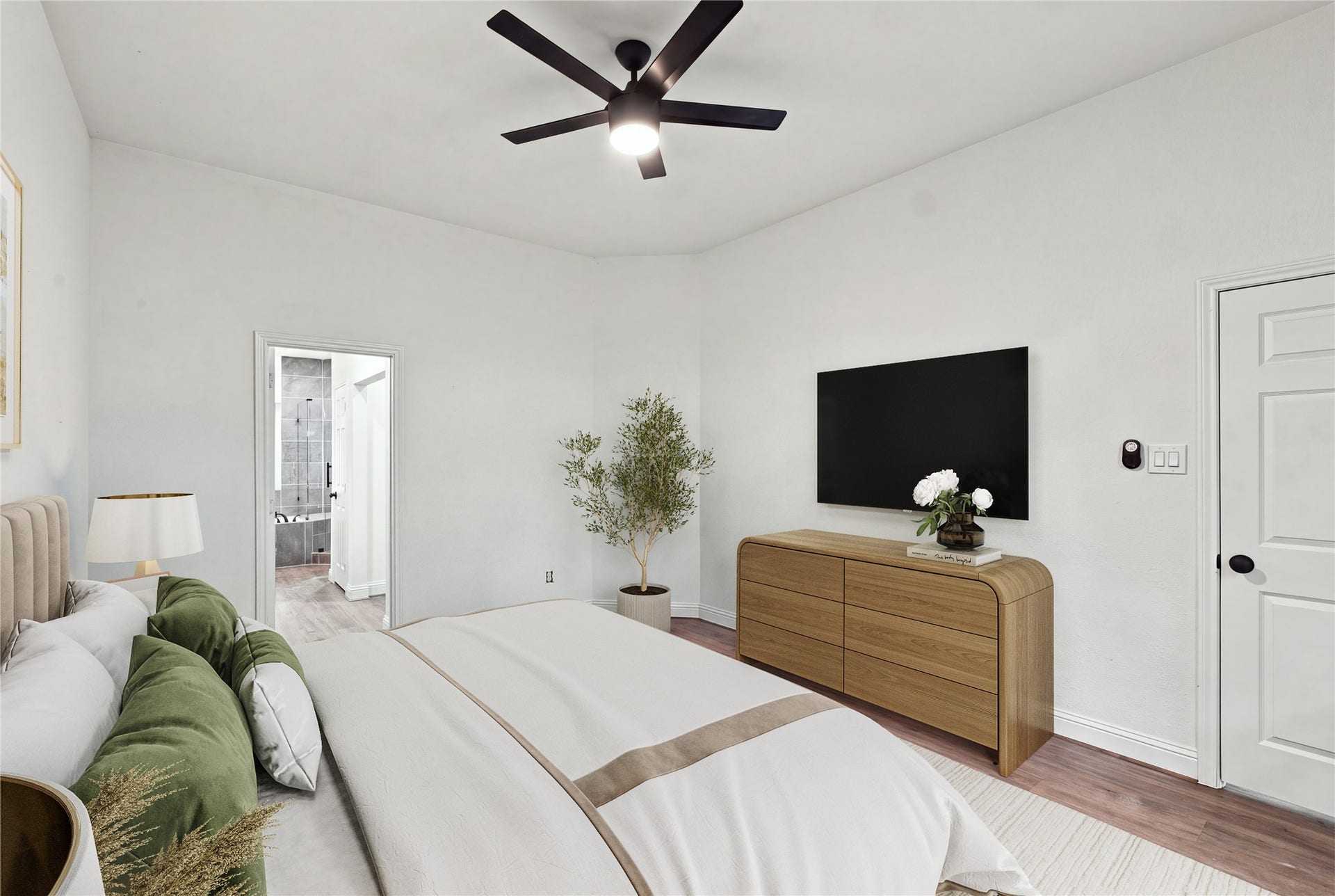47 Alderon Woods Place, Spring, TX 77382 Spacious primary bedroom with direct access to the en-suite bath. Virtually staged for layout purposes.