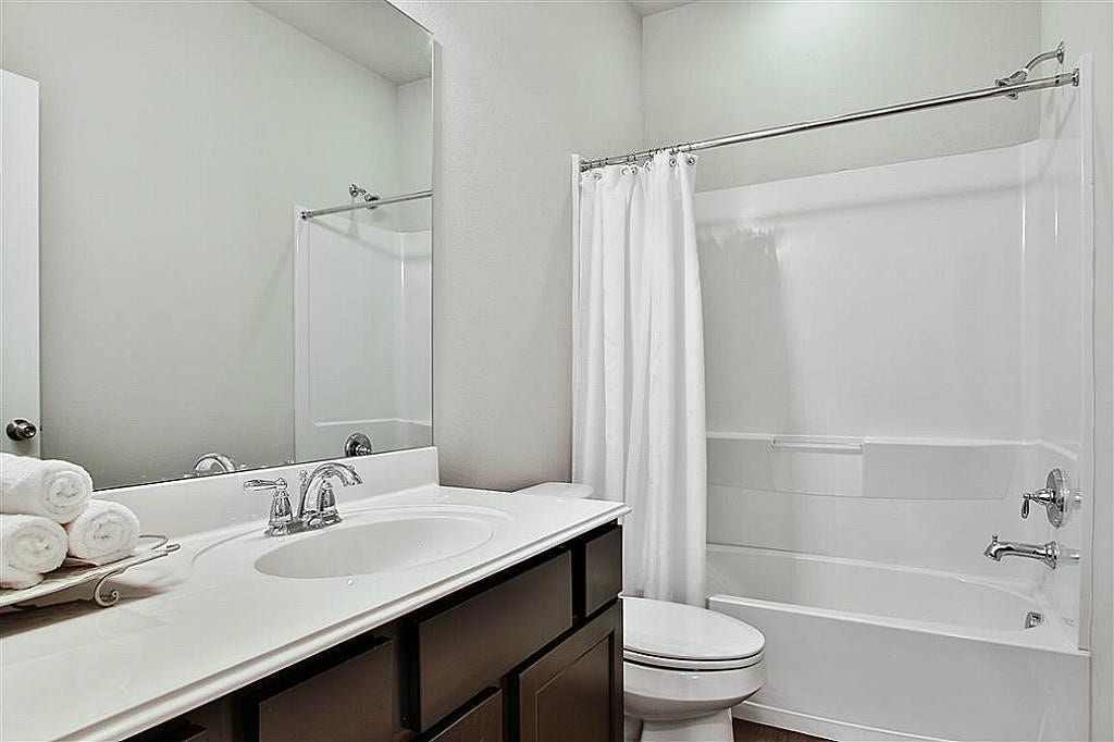 317 Woodland HIlls Drive, #B, Conroe, TX 77303 second bathroom