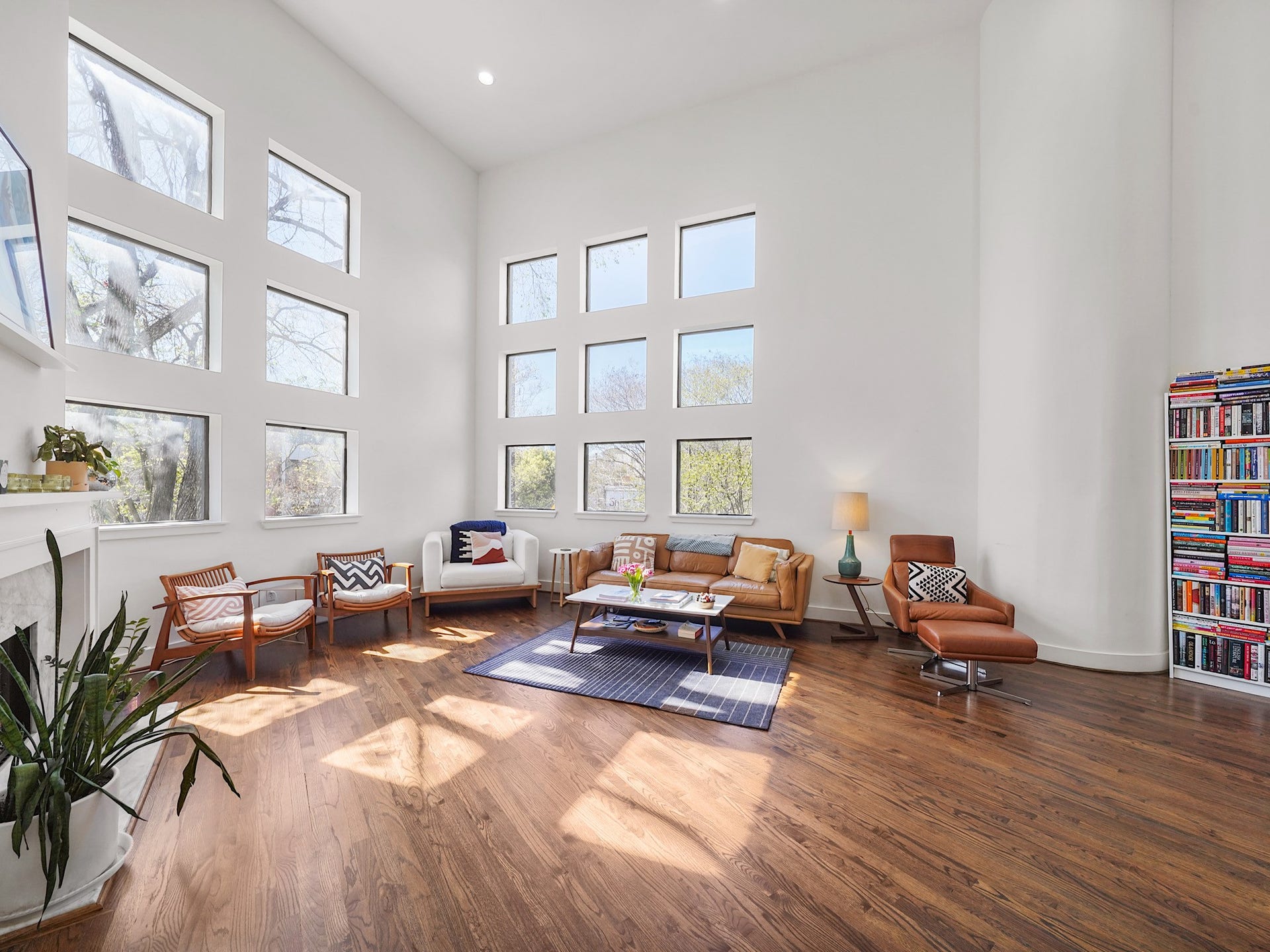 1231 Jackson Boulevard, Houston, TX 77006 Experience the breathtaking living area with floor-to-ceiling windows that bathe the space in natural light.